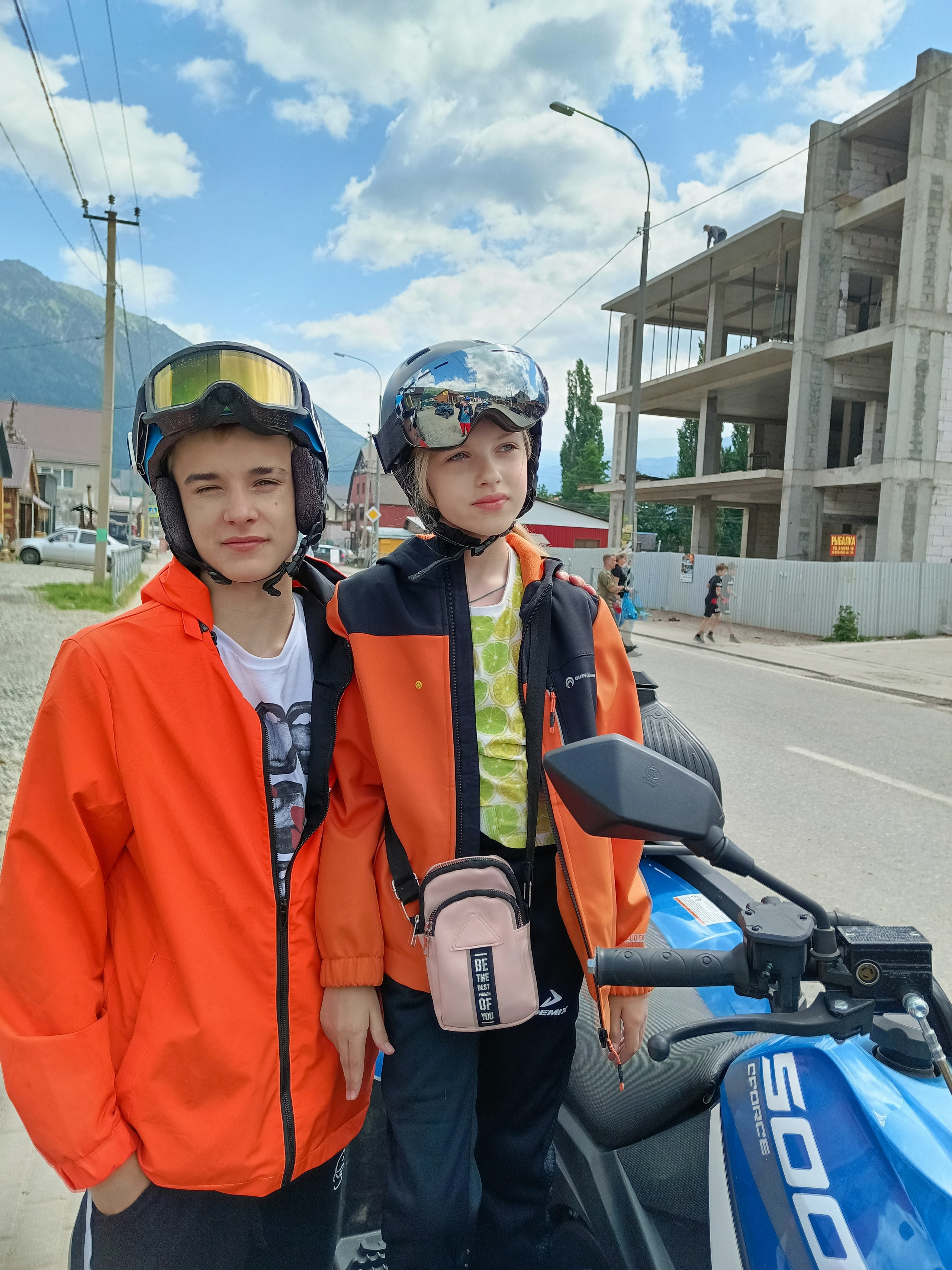 Эльбрус 2023 Маша Саша Дима. Заставка