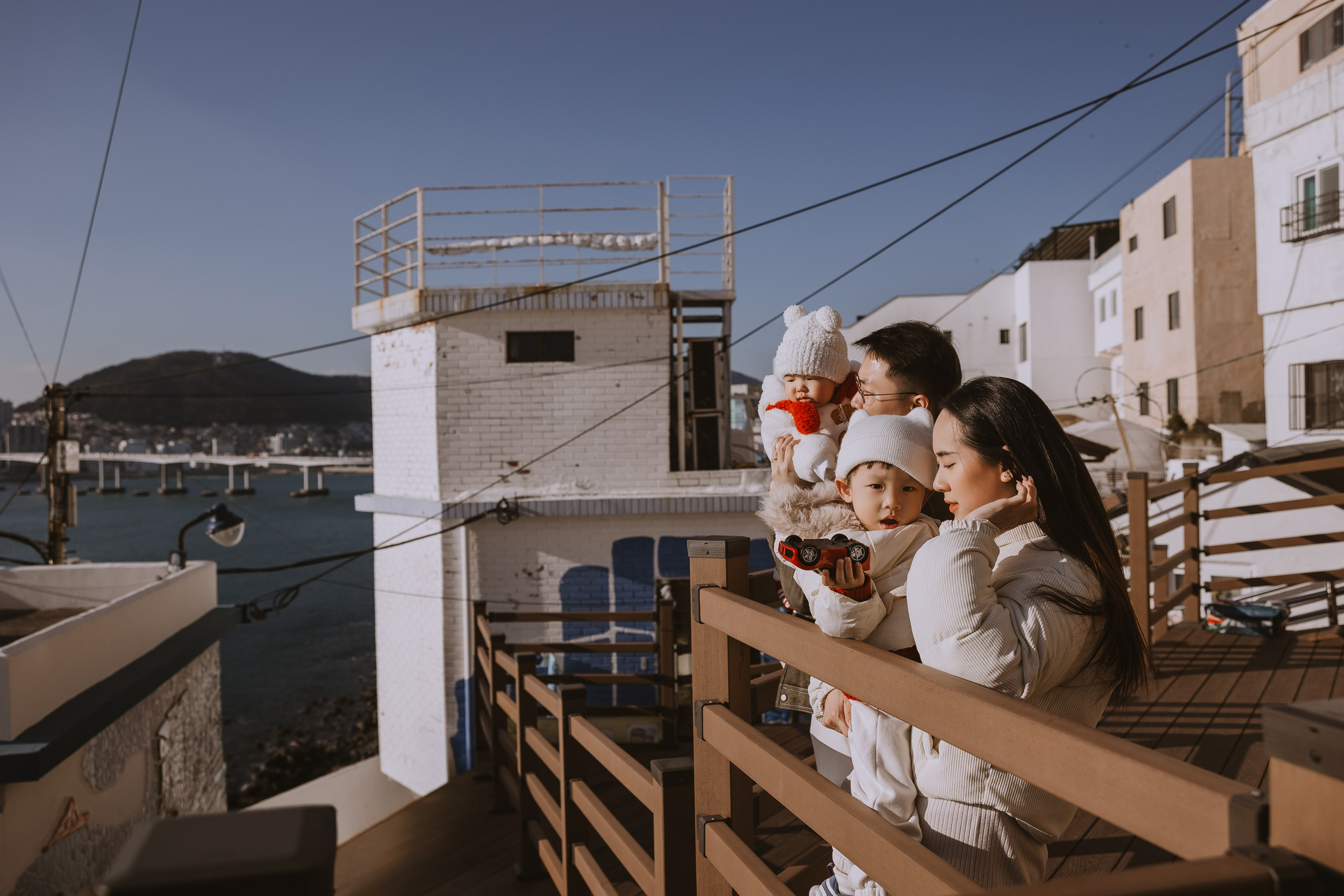 Семейная прогулка в Пусане. Зимняя фотопрогулка по Пусану. Фотопрогулка в Пусане. Семейная прогулочная фотоссесия. Фотосессии в Пусане. Фотоссесии в Корее. Фотограф Пусан. Какую одежду выбрать для фотосессии зимой. 