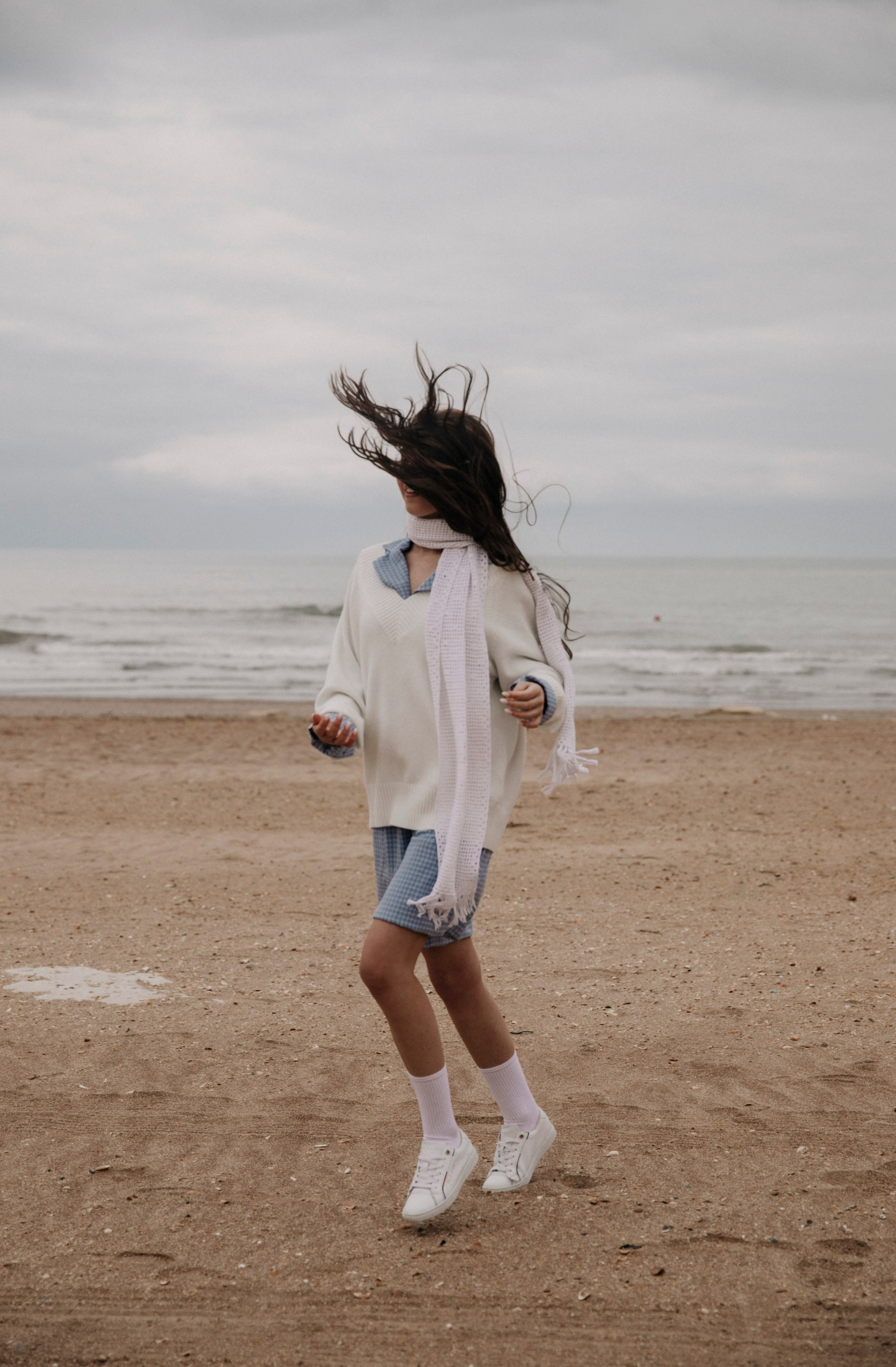 Фотосессия в пасмурную погоду, фотосессия в горах, фотосессия на пляже, фотосессия в туман, фотосессия у моря, фотосессия в стиле авиатор, авиатор, фотосессия Дагестан, Дагестан, женщины, девушка у моря, фотосессия на пляже