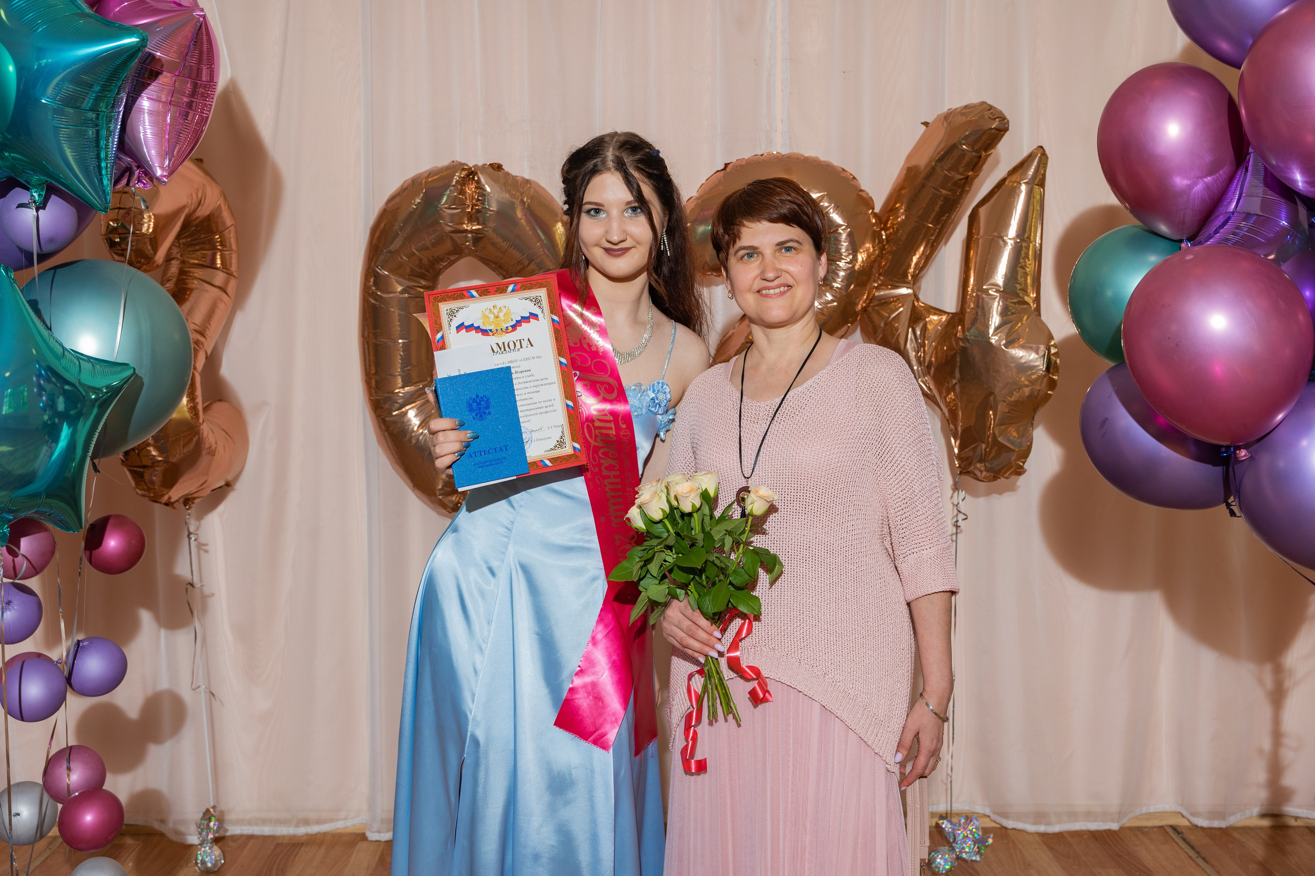 Вручение атестатов в школе № 66. Выпускные альбомы во Владивостоке