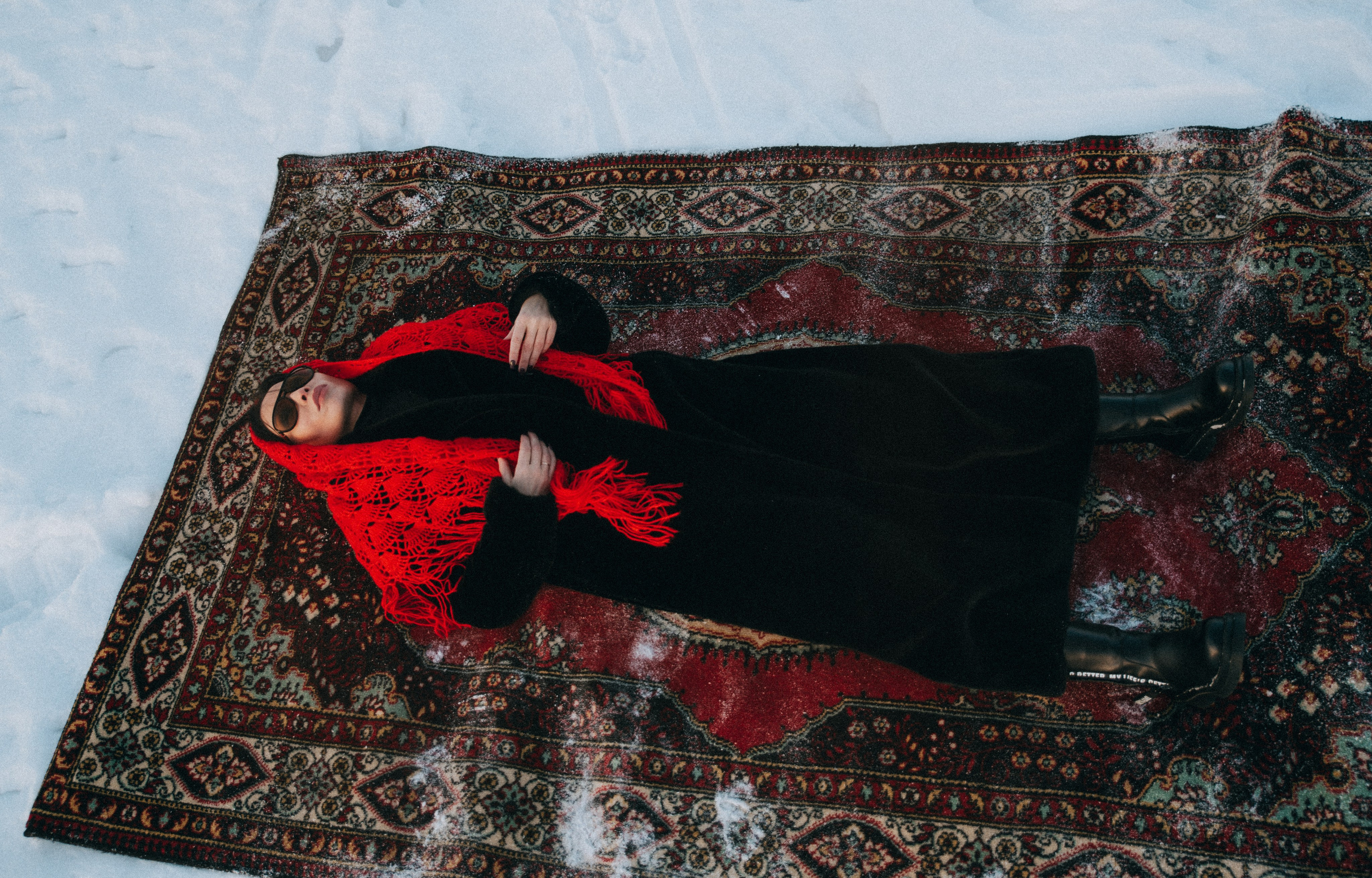 Фотосессия с красным ковром на снегу. Семейный фотограф в Миассе Ольга Широковская