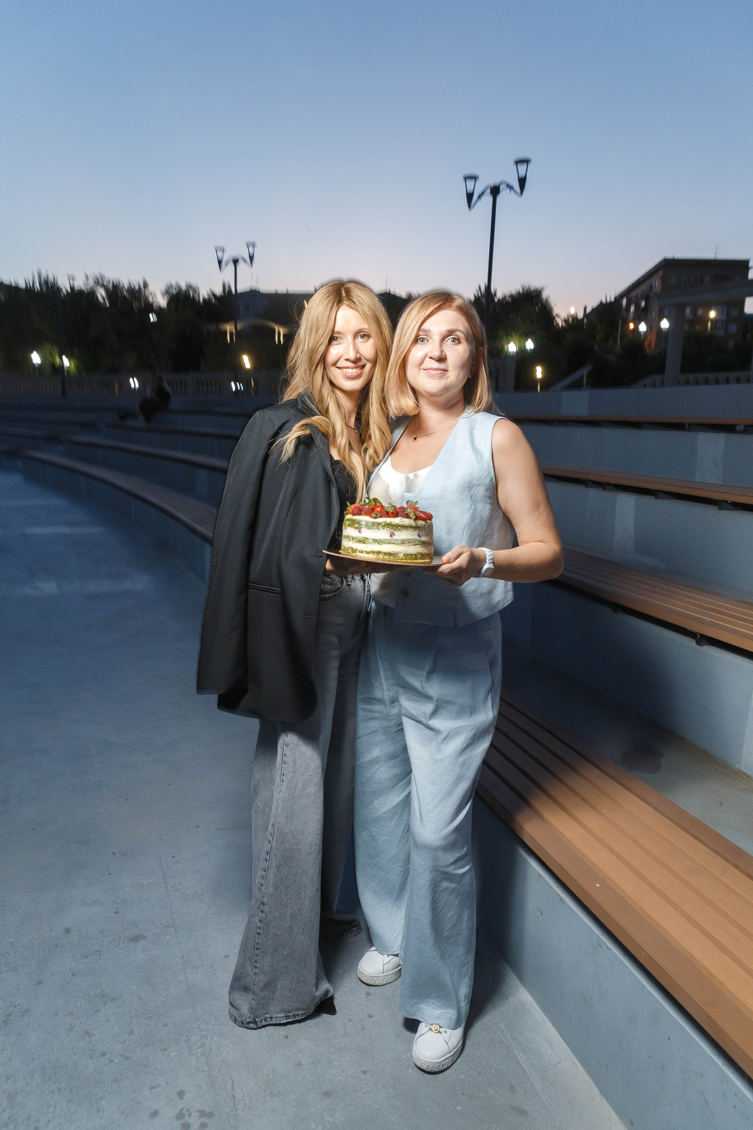 День рождения Оксаны: подруги, набережная, торт, шампанское. Событийный фотограф Максим Бескоровайновнов
