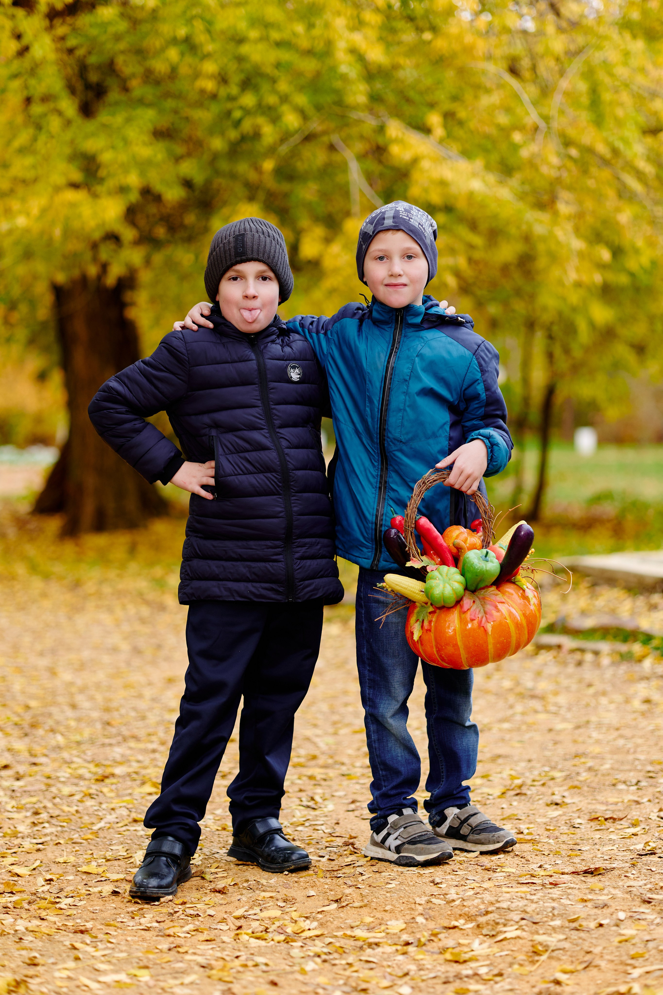 Прогулка в парке классом. Фотограф Выпускные альбомы Таганрог Сергей Коробченко
