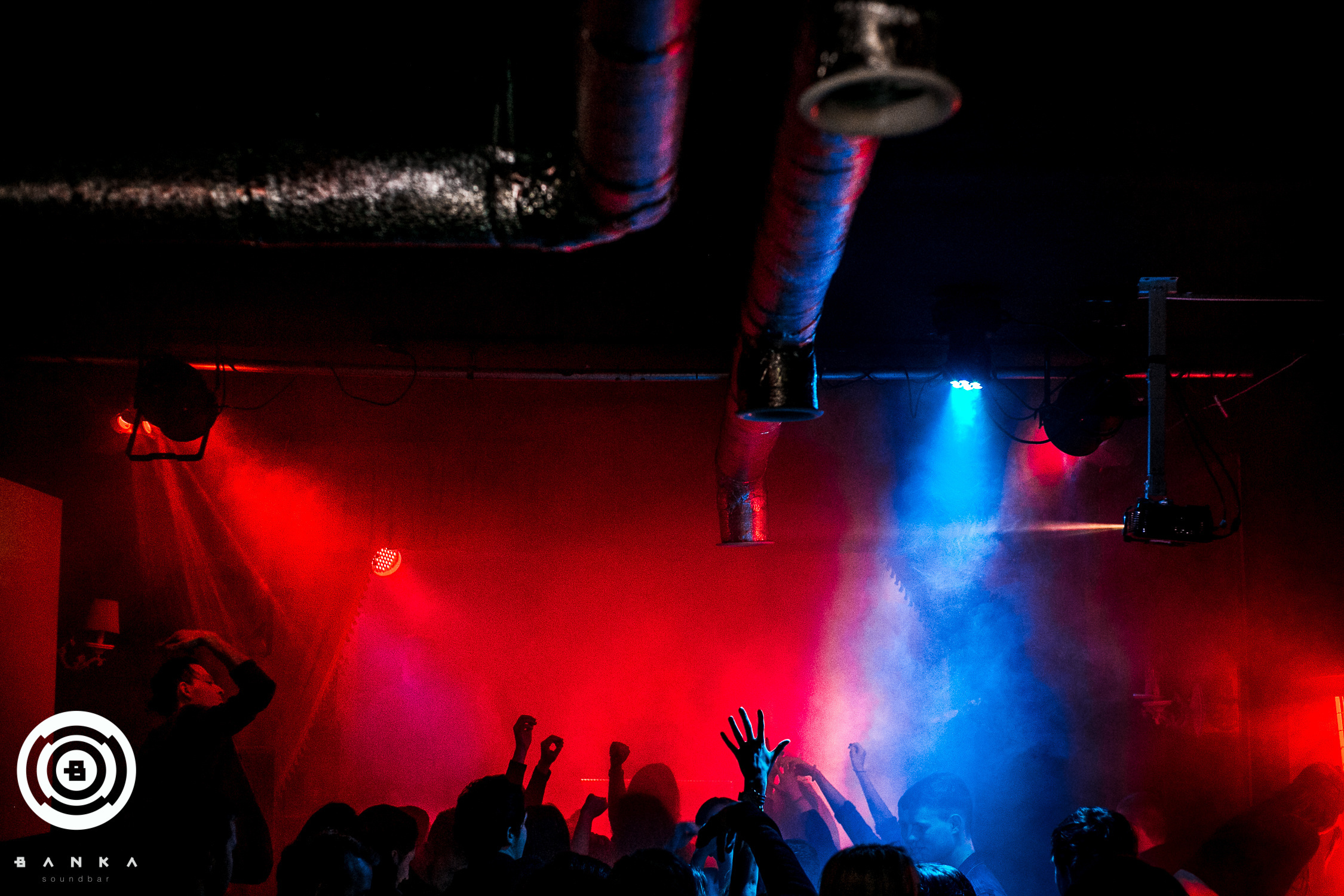 Вечеринки в ночных клубах. Свободный фотограф