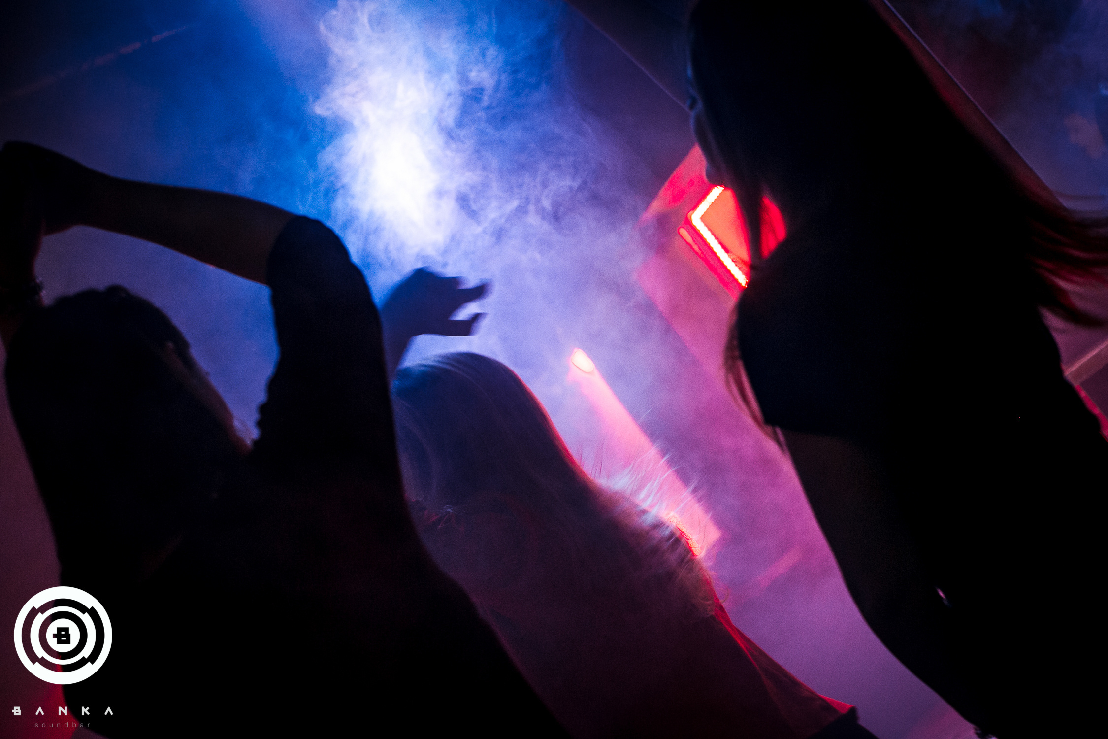 Вечеринки в ночных клубах. Свободный фотограф