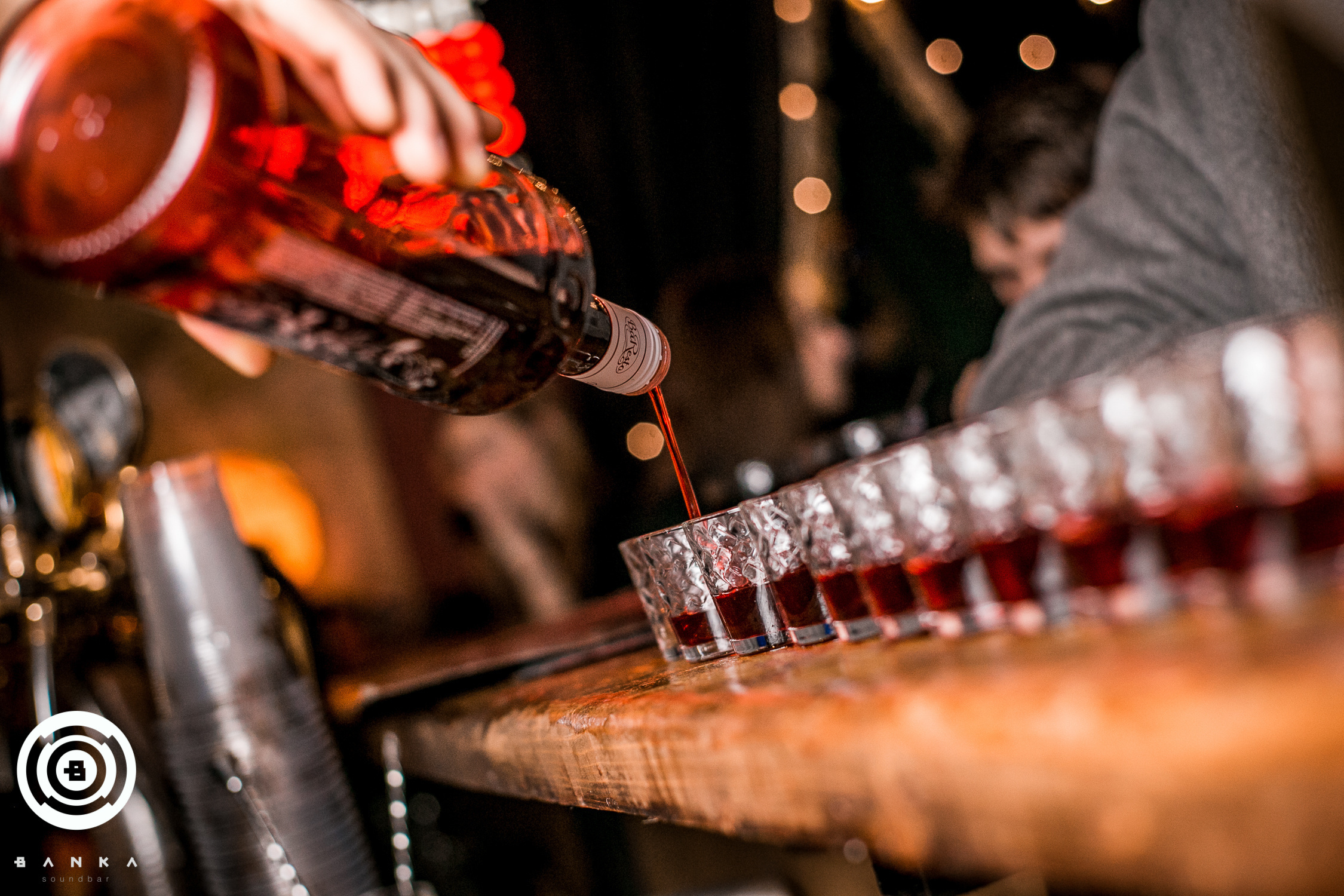 Вечеринки в ночных клубах. Свободный фотограф