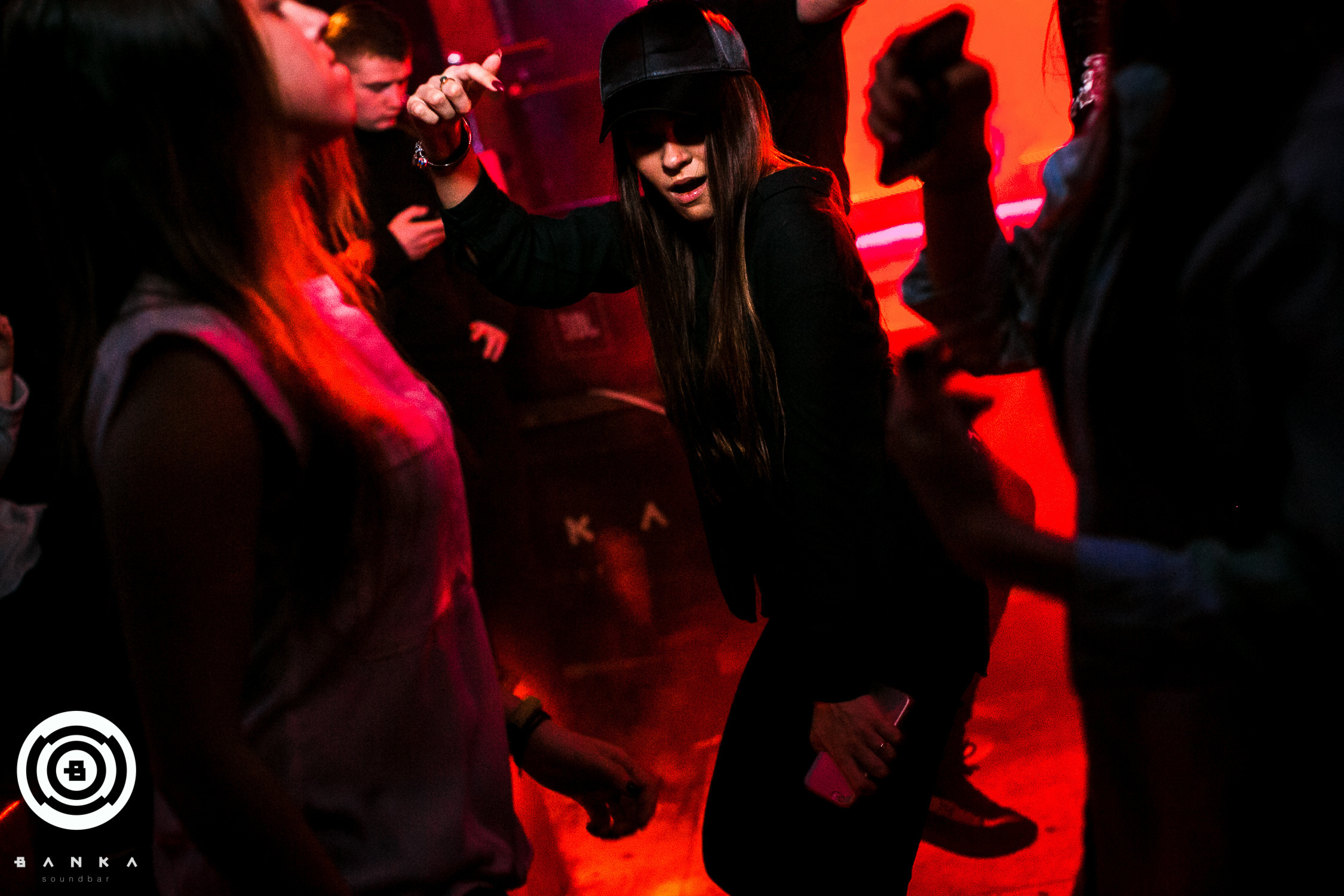 Вечеринки в ночных клубах. Свободный фотограф