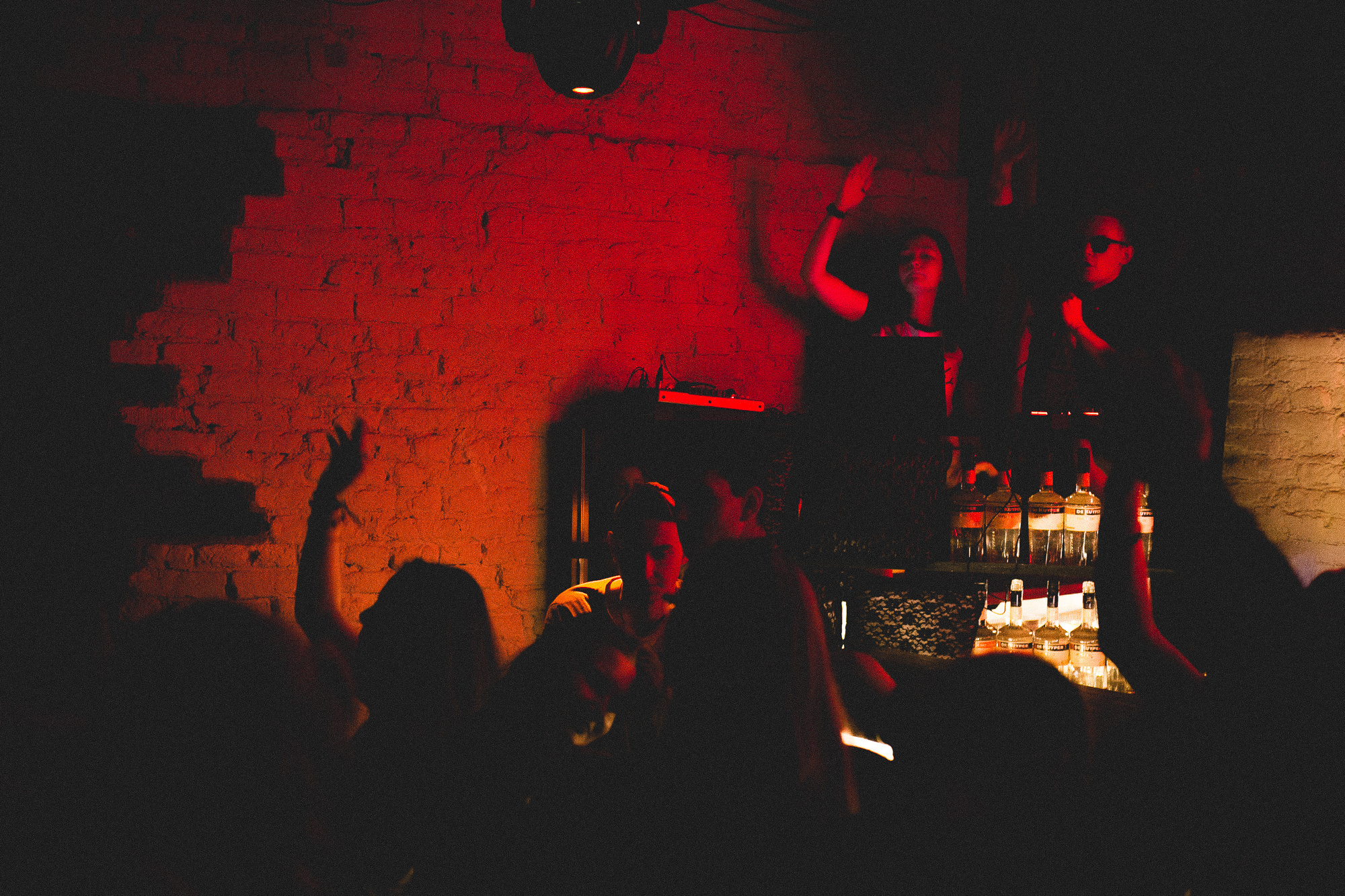 Вечеринки в ночных клубах. Свободный фотограф