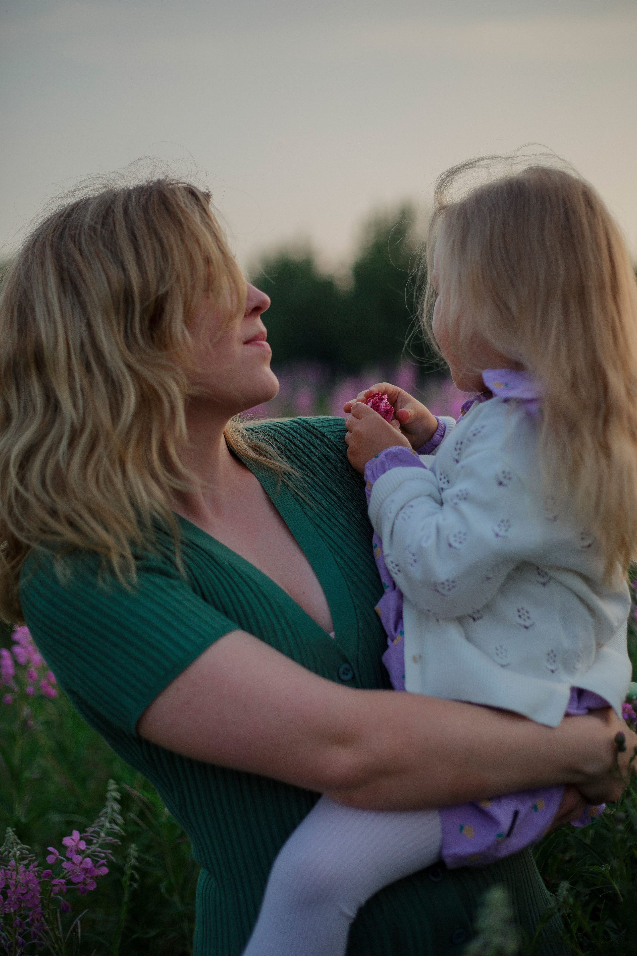 Семейная фотосъемка в поле летом 2023. Марина Рерих — портретный фотограф в Екатеринбурге