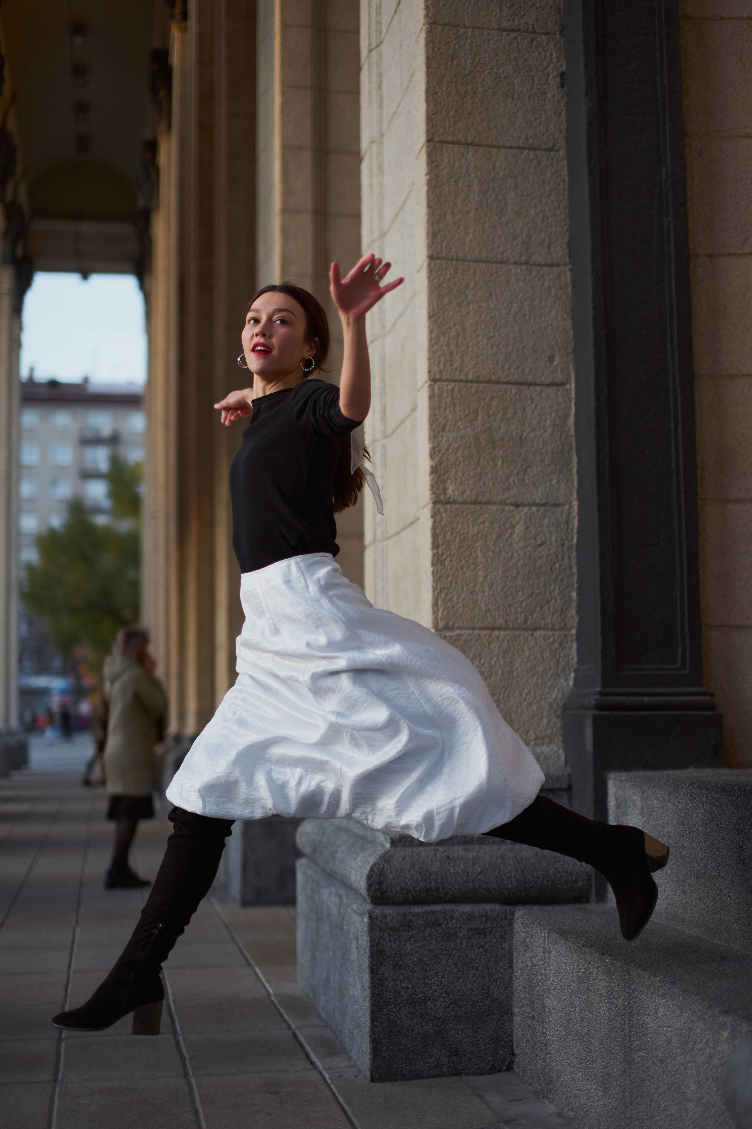 Осенняя фотосессия возле театра для Татьяны. Репортажный и женский фотограф в Новосибирске