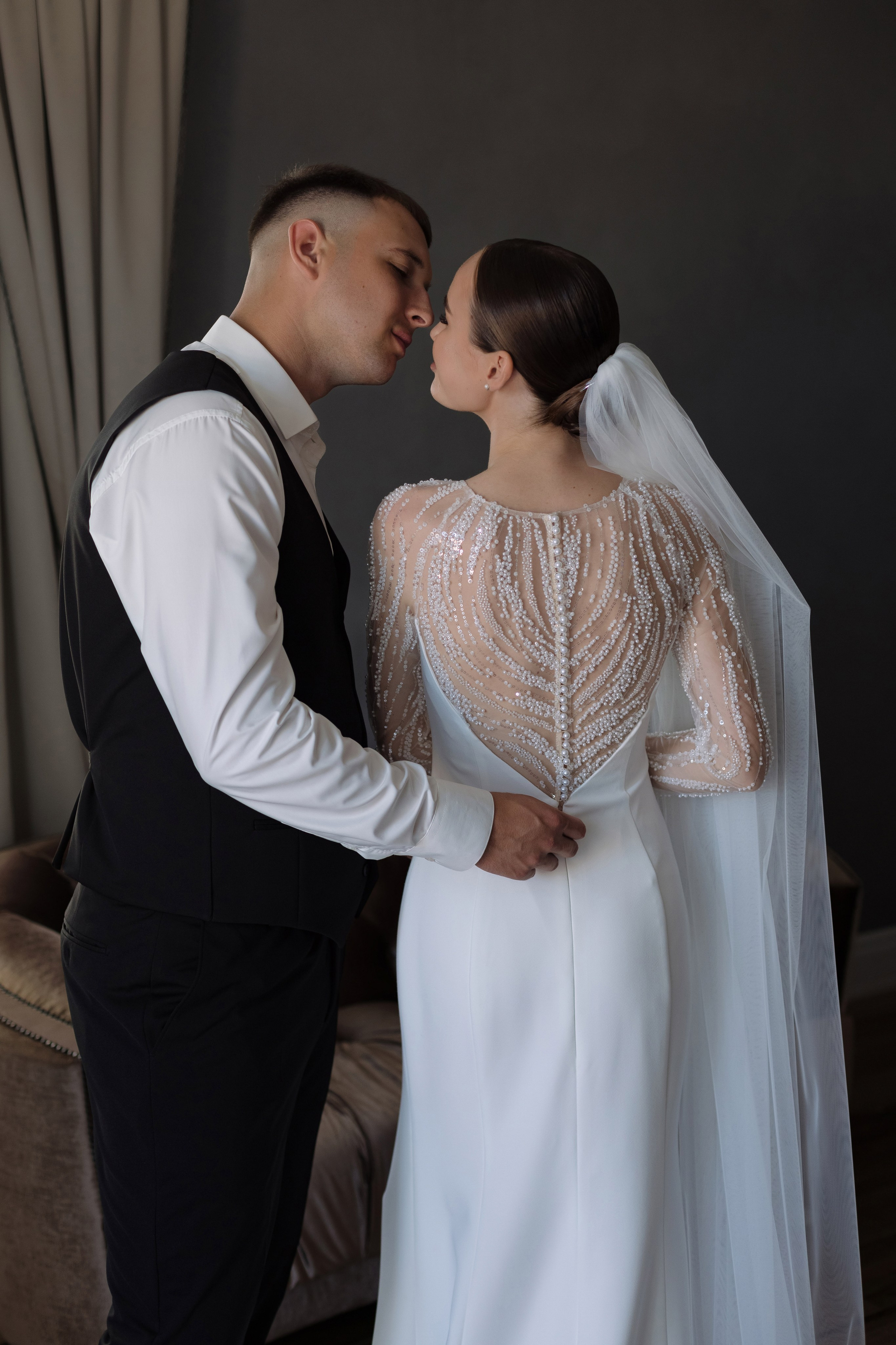 Жених и невеста во время утренних сборов в отеле Golden Horse, Таганрог — свадебная съёмка