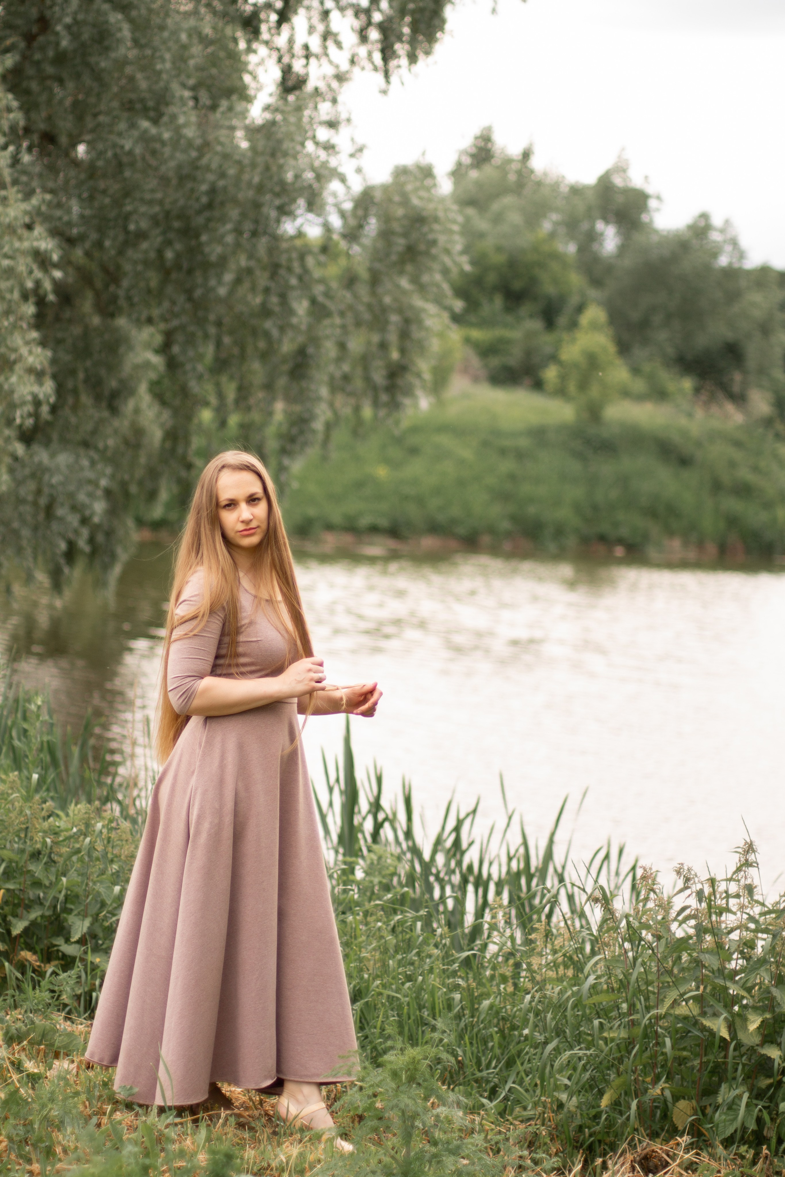 Фотосессия девушки летом, девушка с длинными волосами на берегу реки