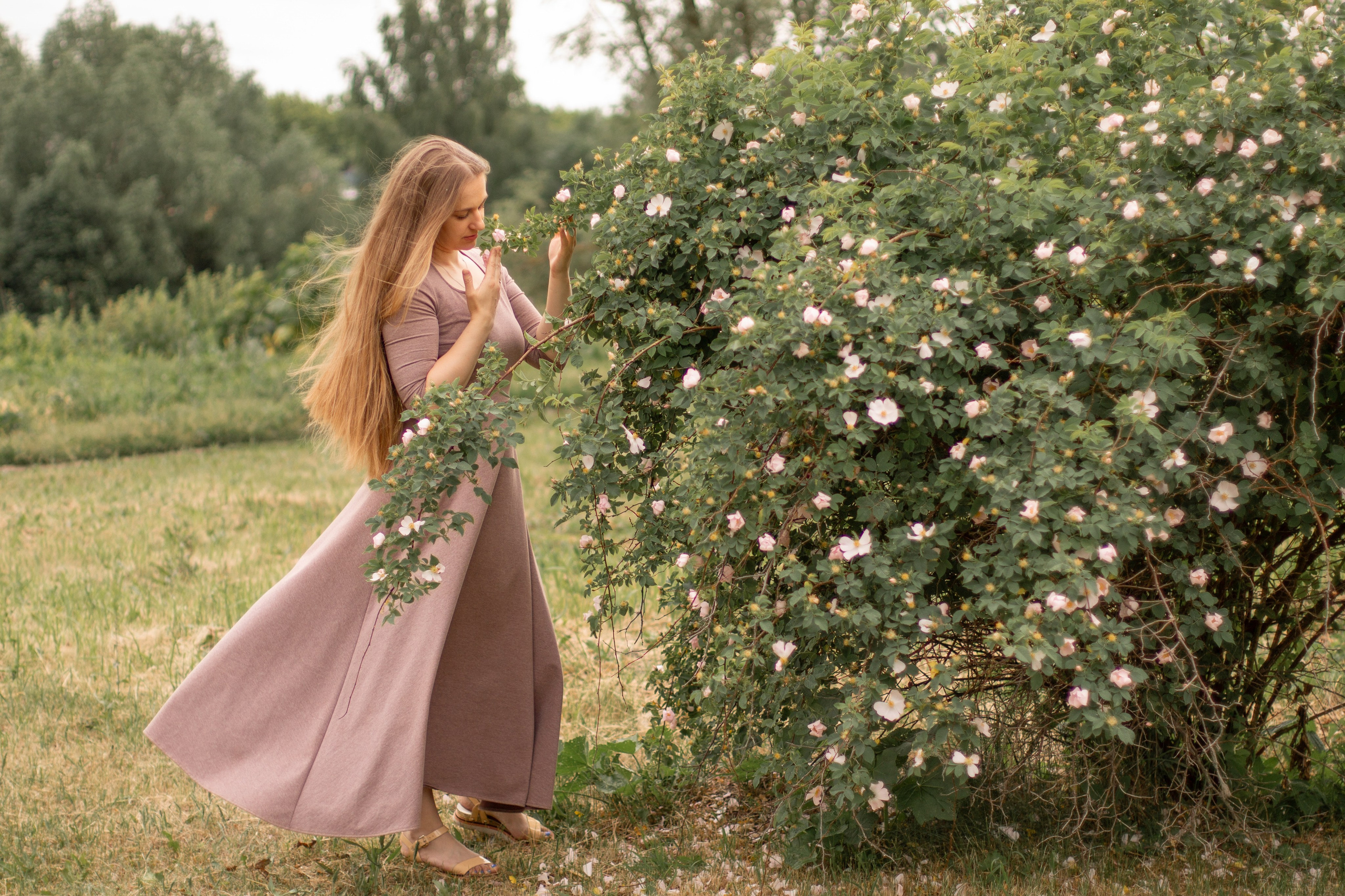 Фотосессия девушки летом, девушка с длинными волосами в розовом платье