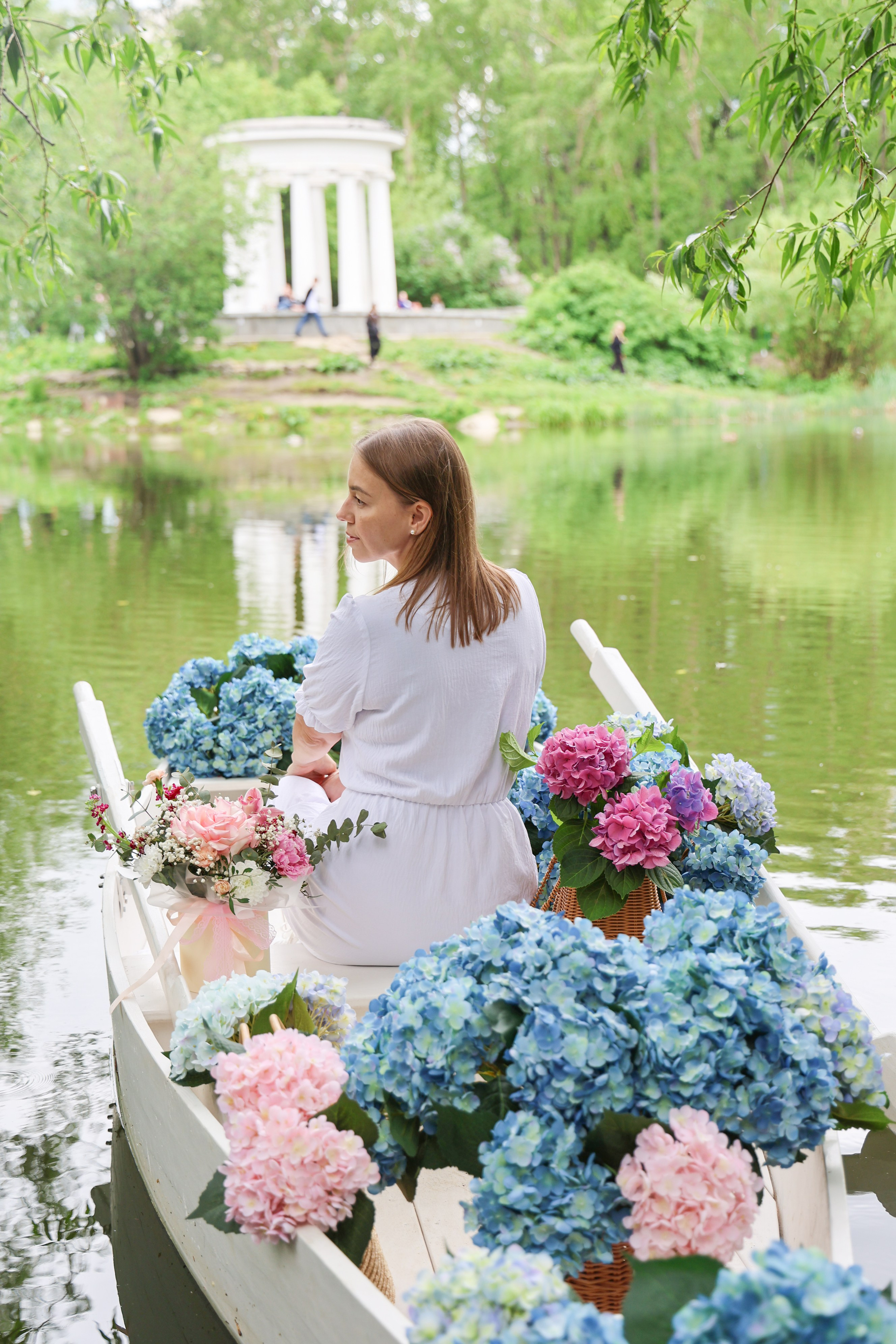 Фотосессия в лодке, лодка, озеро, платье, книга, шляпа, зонт, перчатки, весла, лето. Свадебный, семейный, женский и детский фотограф из Екатеринбурга