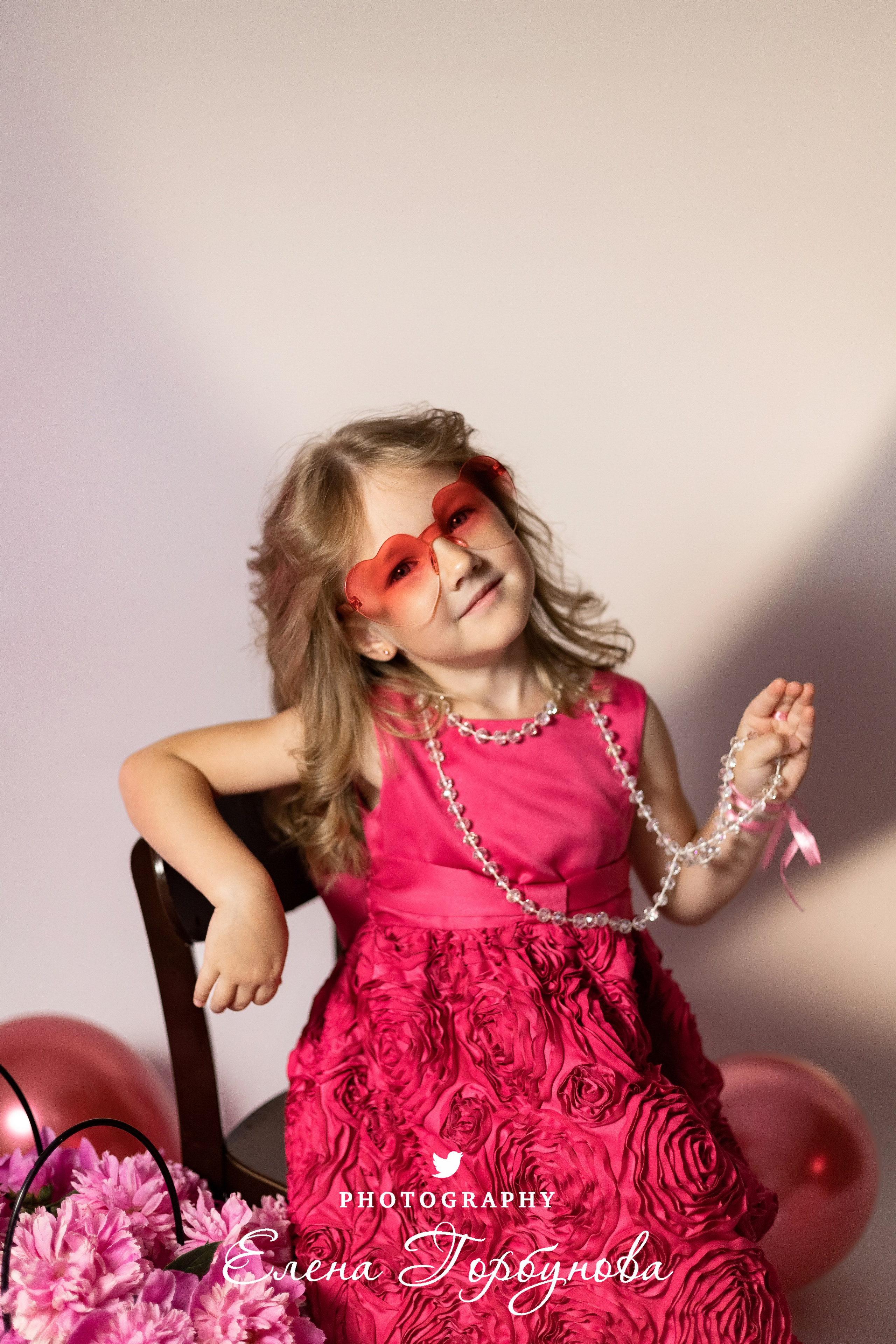 модница с пионами в розовом платье и маминых розовых туфлях на фотосессии