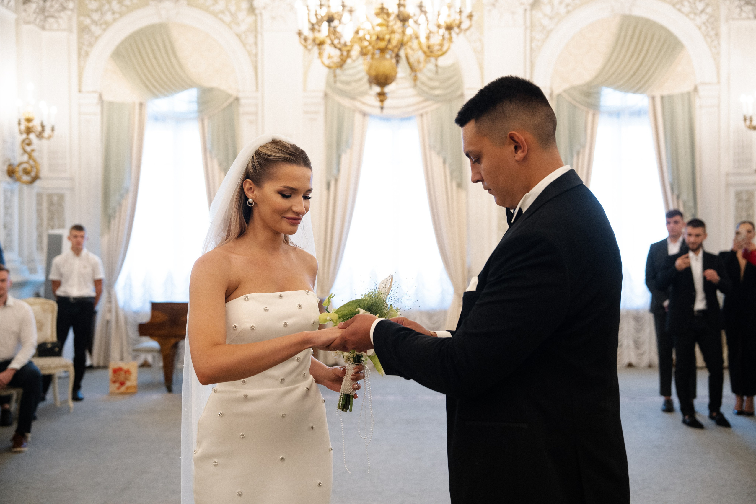 Виктория & Роман. Камерная городская свадьба в видовом ресторане в стиле современная классика. Свадебный фотограф организатор в Санкт-Петербурге Ассоль Опарина