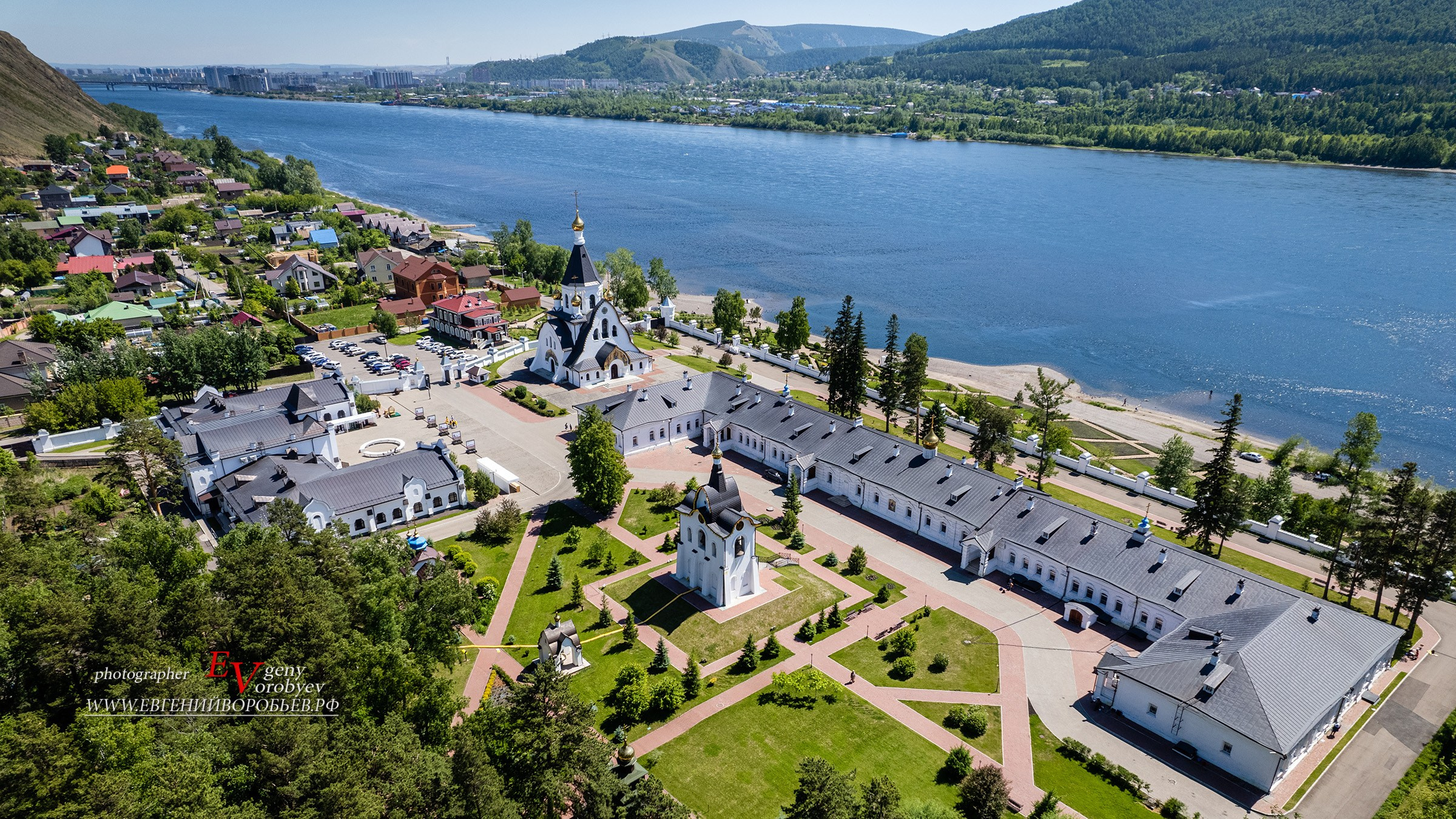 аэросъёмка с дрона FPV пилот квадрокоптер профессиональный фотограф православная служба репортаж церковь храм Свято Успенский мужской монастырь Красноярск набережная берег Енисея посёлок Удачный что посмотреть где побывать достопримечательность индивидуальная экскурсия авторский фото тур гид по Красноярску трансфер на автомобиле заказать цена стоимость описание услуг для туристов