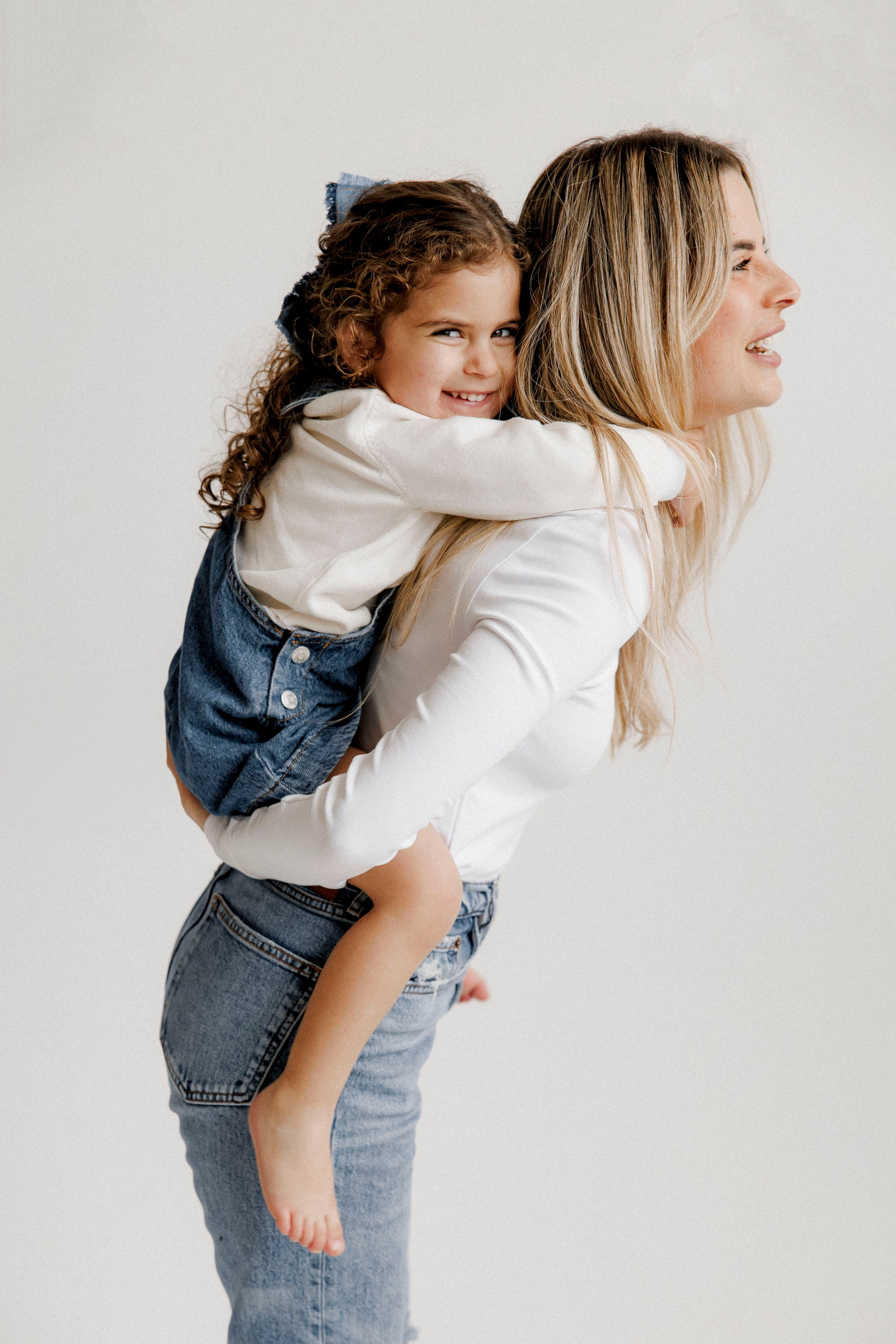 Family photoshoot in White Studio. Wedding and family photographer
