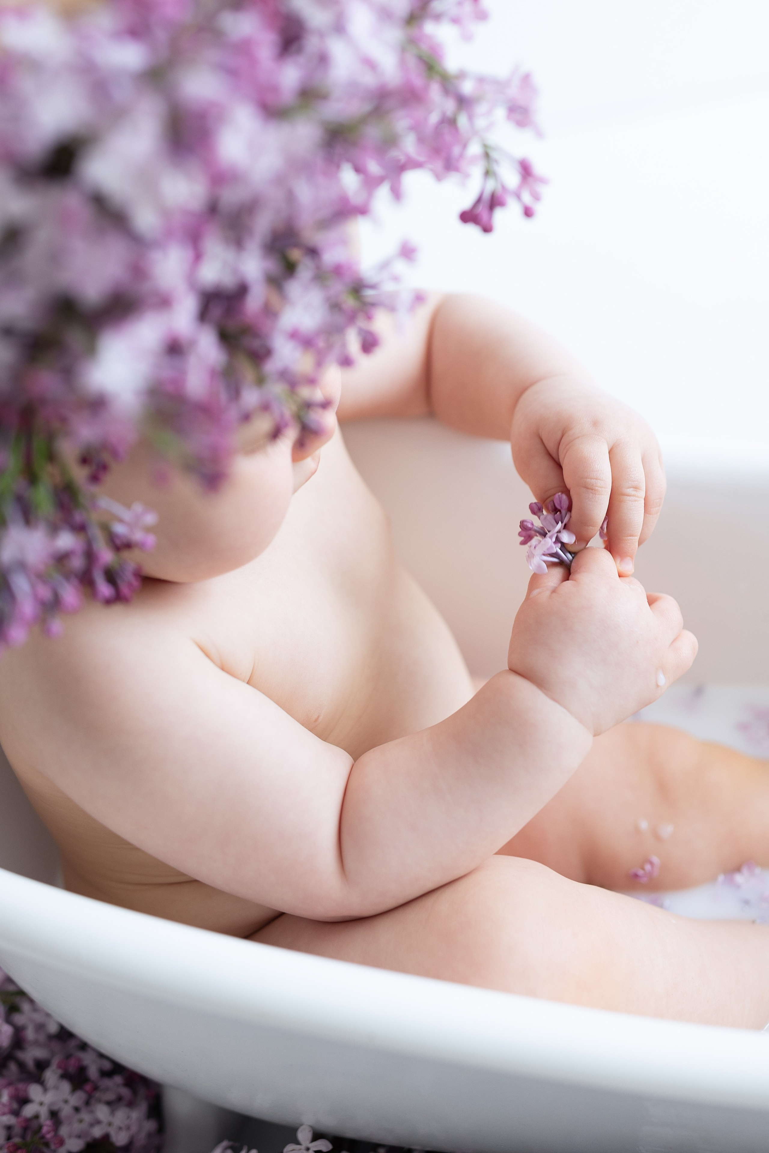 Алиса и сирень. Фотограф на годик Хабаровск Детский и семейный фотограф в Хабаровске Юлия Матвиенко