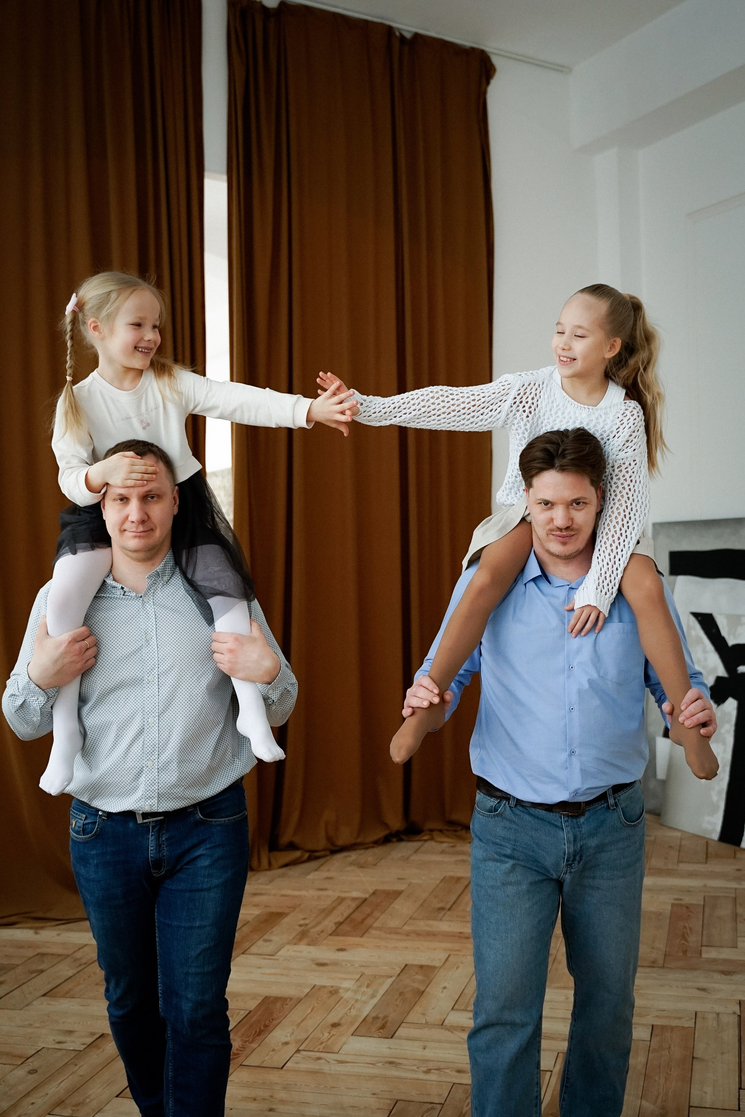 Студийная фотосессия для большой семьи в студии