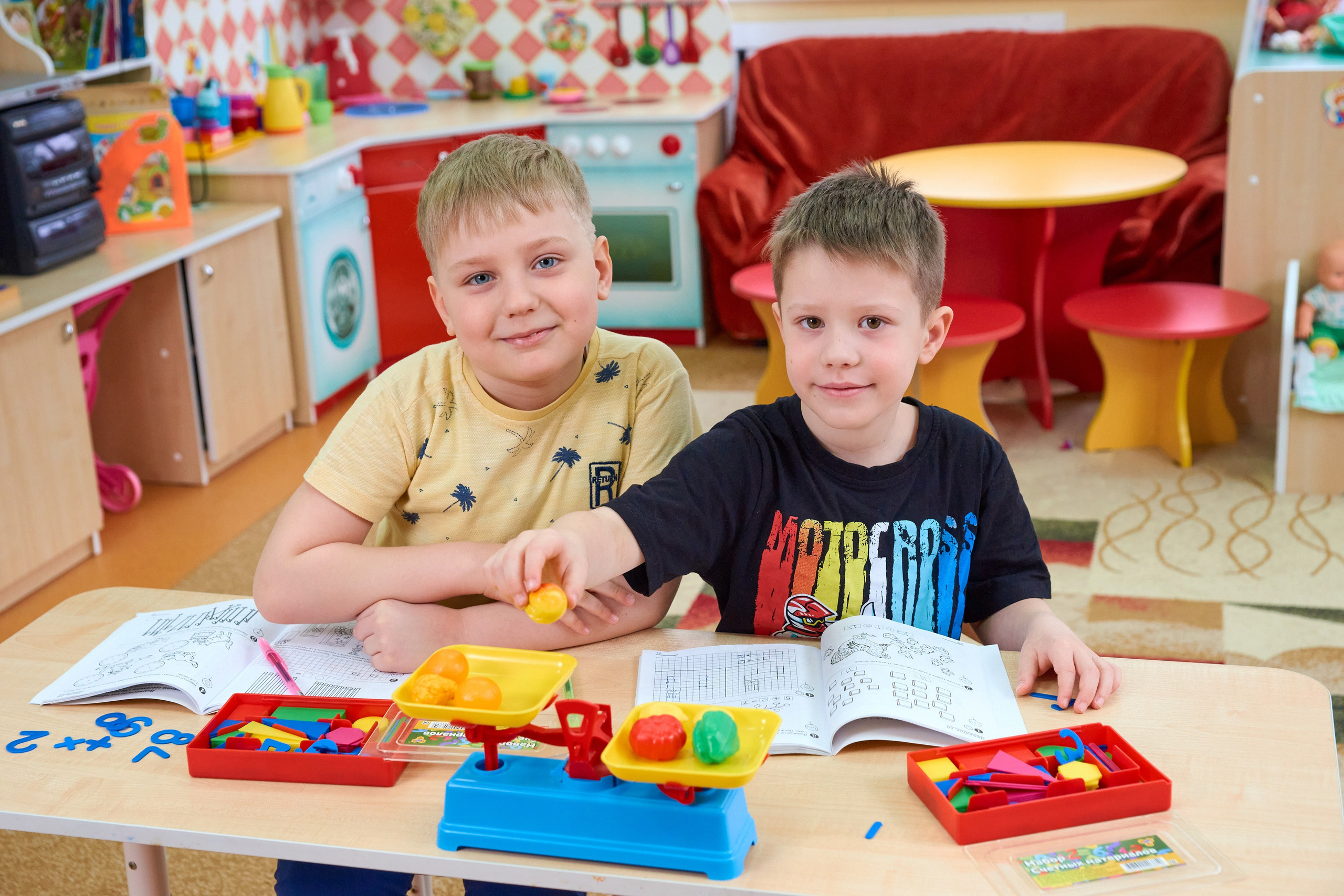 Игры и занятия в группе. Childrenfoto.ru