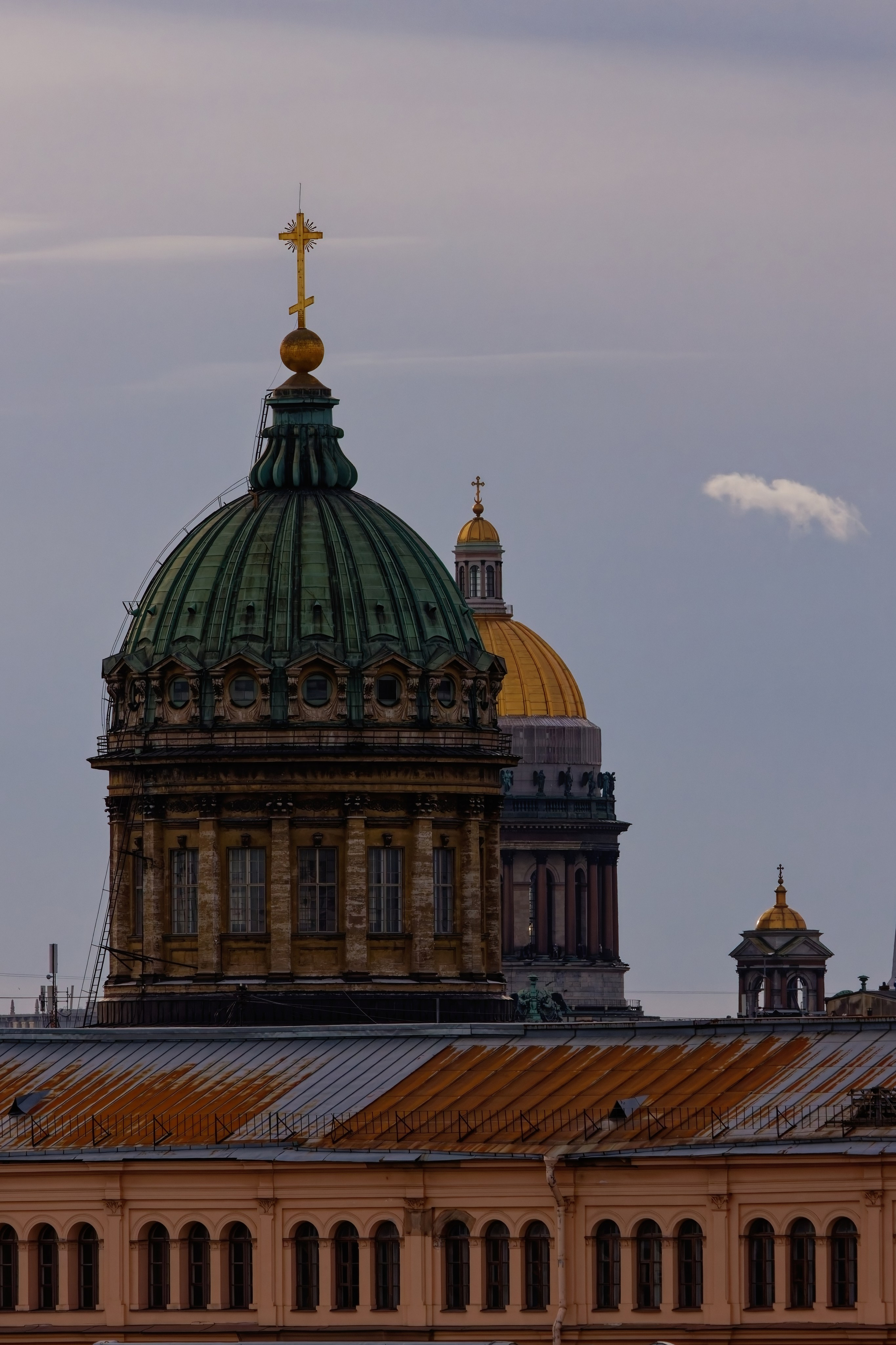 Вид со смотровой площадки музея Карла Буллы на купола Исаакиевского собора и Казанского кафедрального собора в центре Санкт-Петербурга