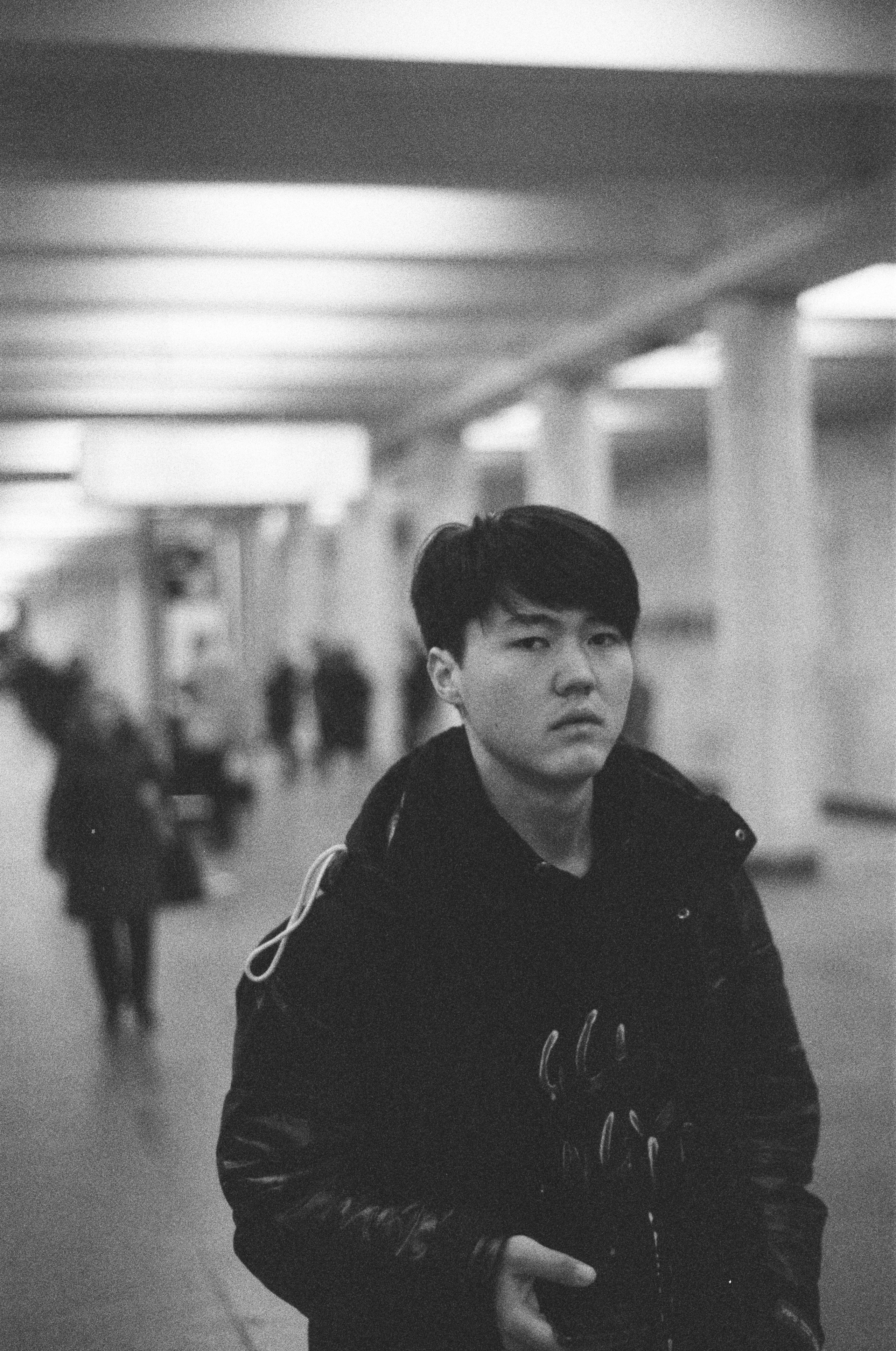 Фотосерия «Час пик»: динамика городской суеты в моменты транспортного и человеческого потока, игра света, тени и контраста в хронике городского движения. Фотограф: Ожерельев Лев