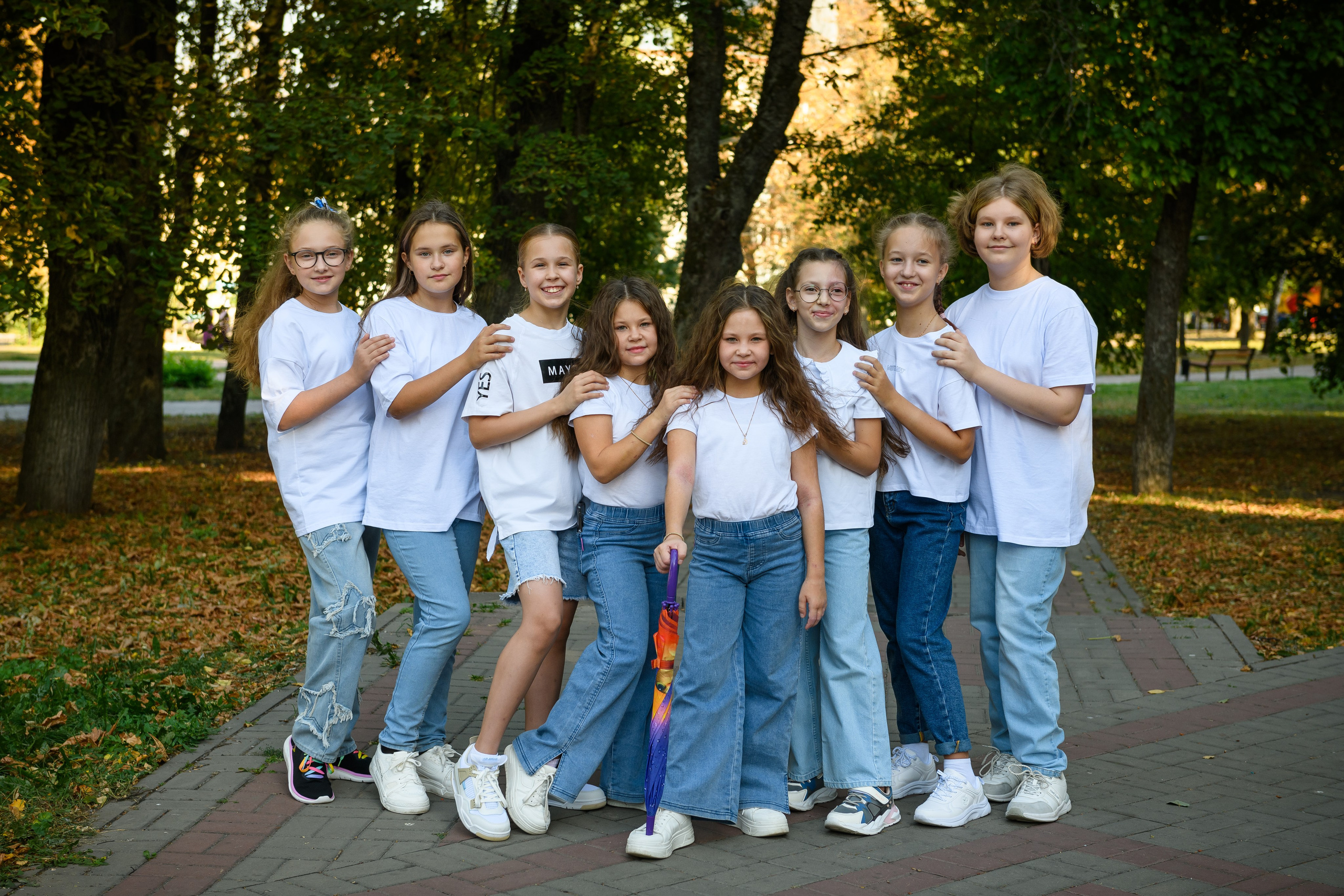 Четвероклассники позируют для школьного альбома. Выпускные альбомы в Курске