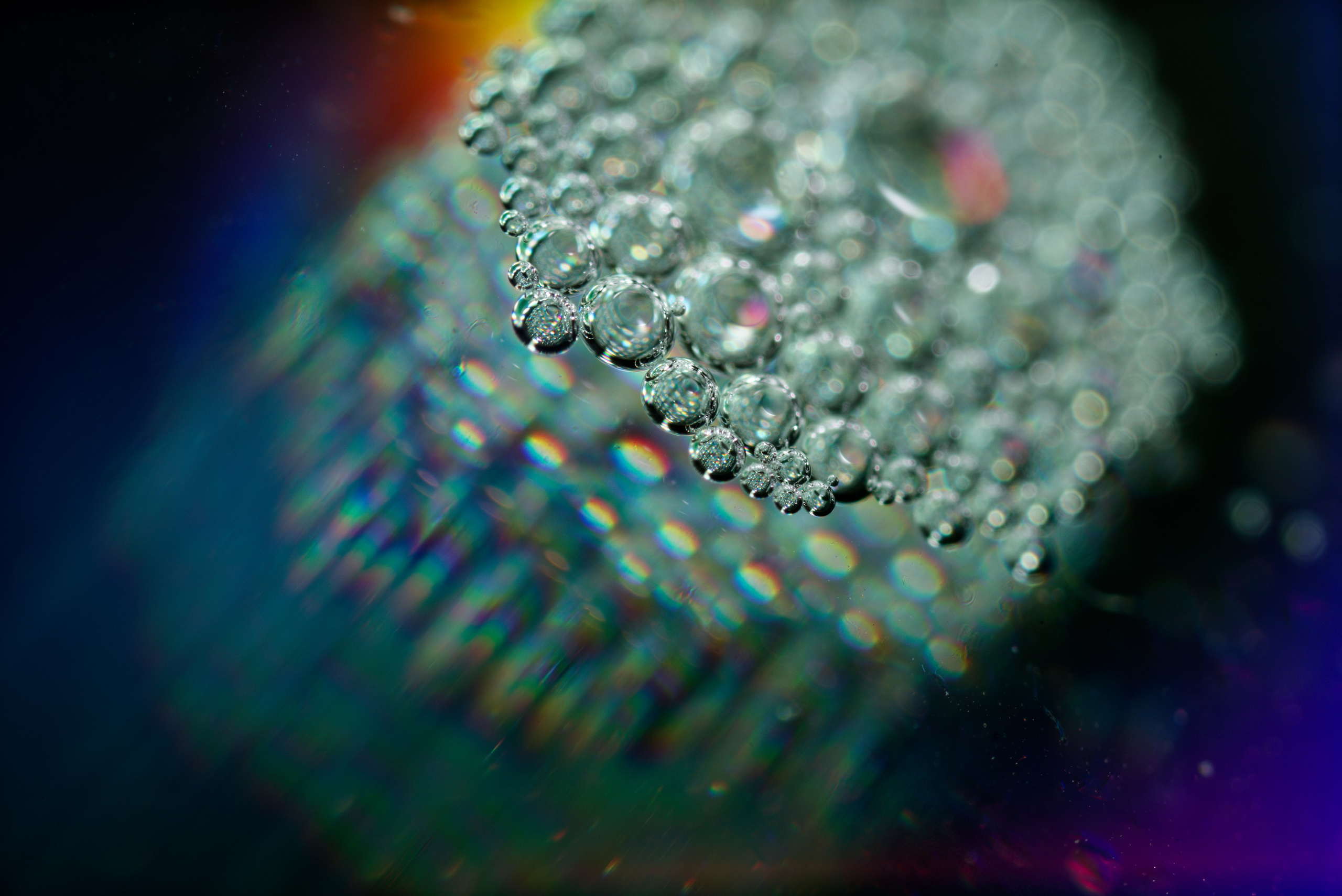 Пузырьки с цветным светом и отражениями