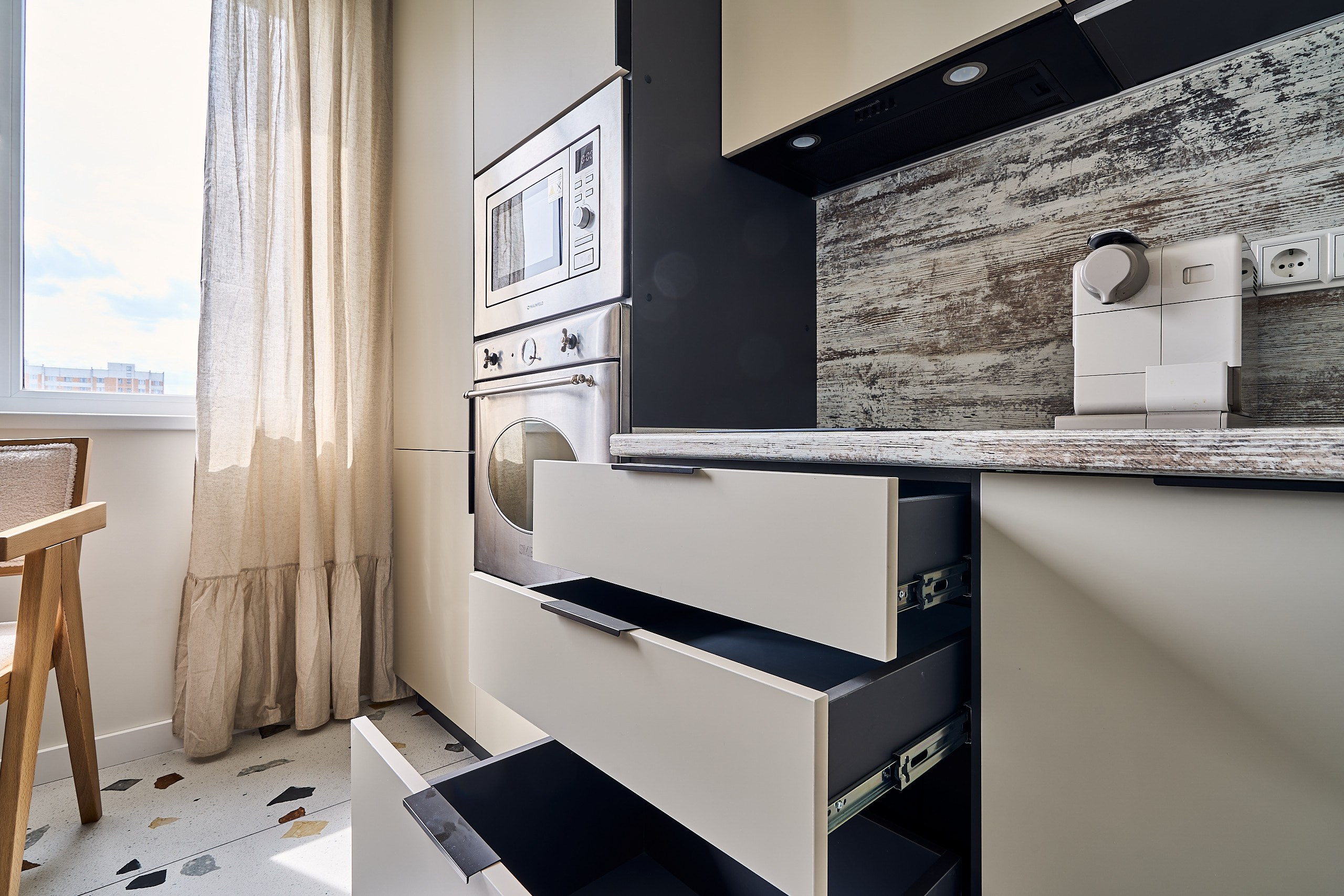 Интерьерное фото кухни с выдвижными ящиками для хранения продуктов и кухонной утвари 