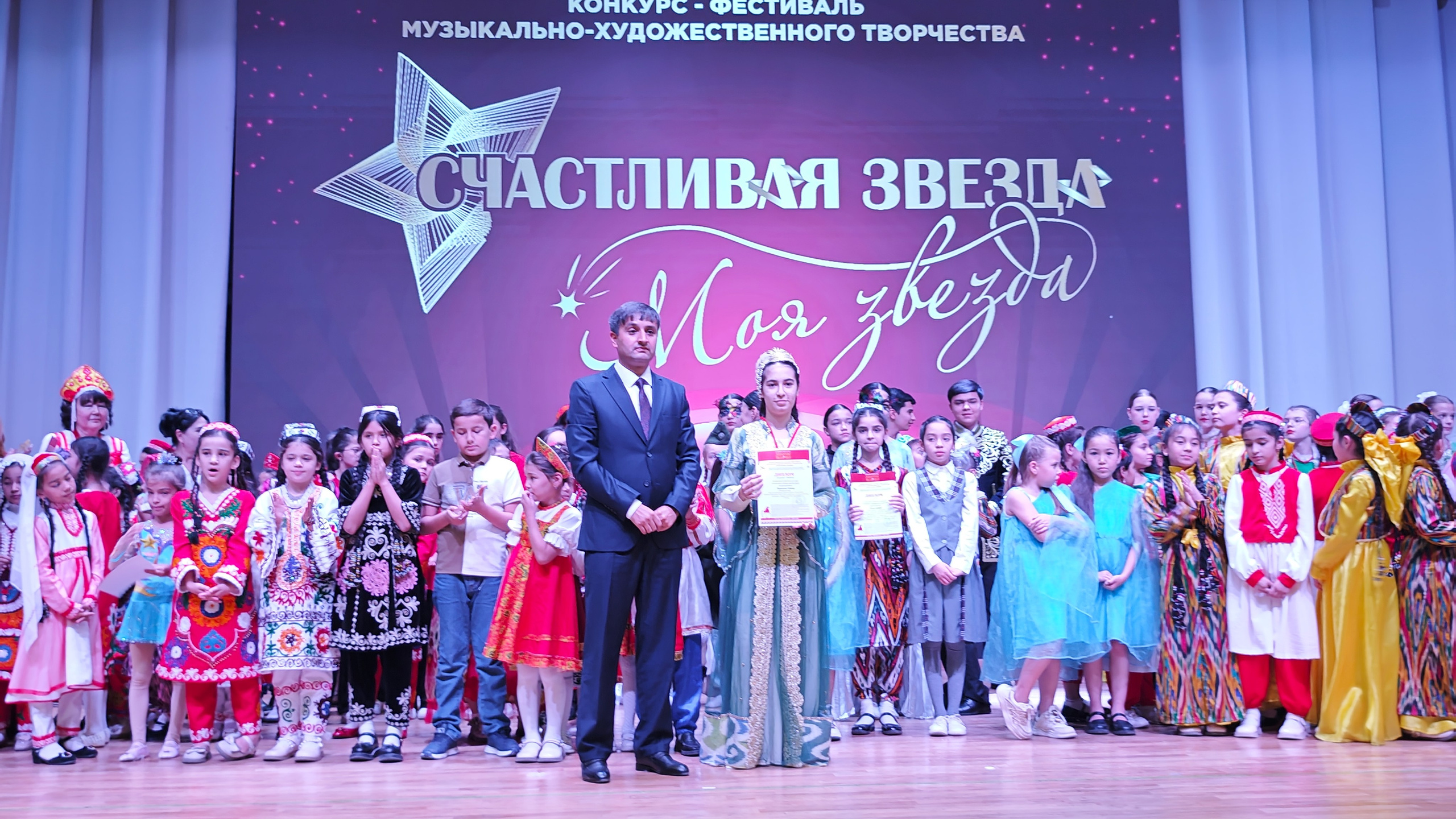 1 ноября 2025 г, г. Бохтар, Таджикистан. Золотое яблочко