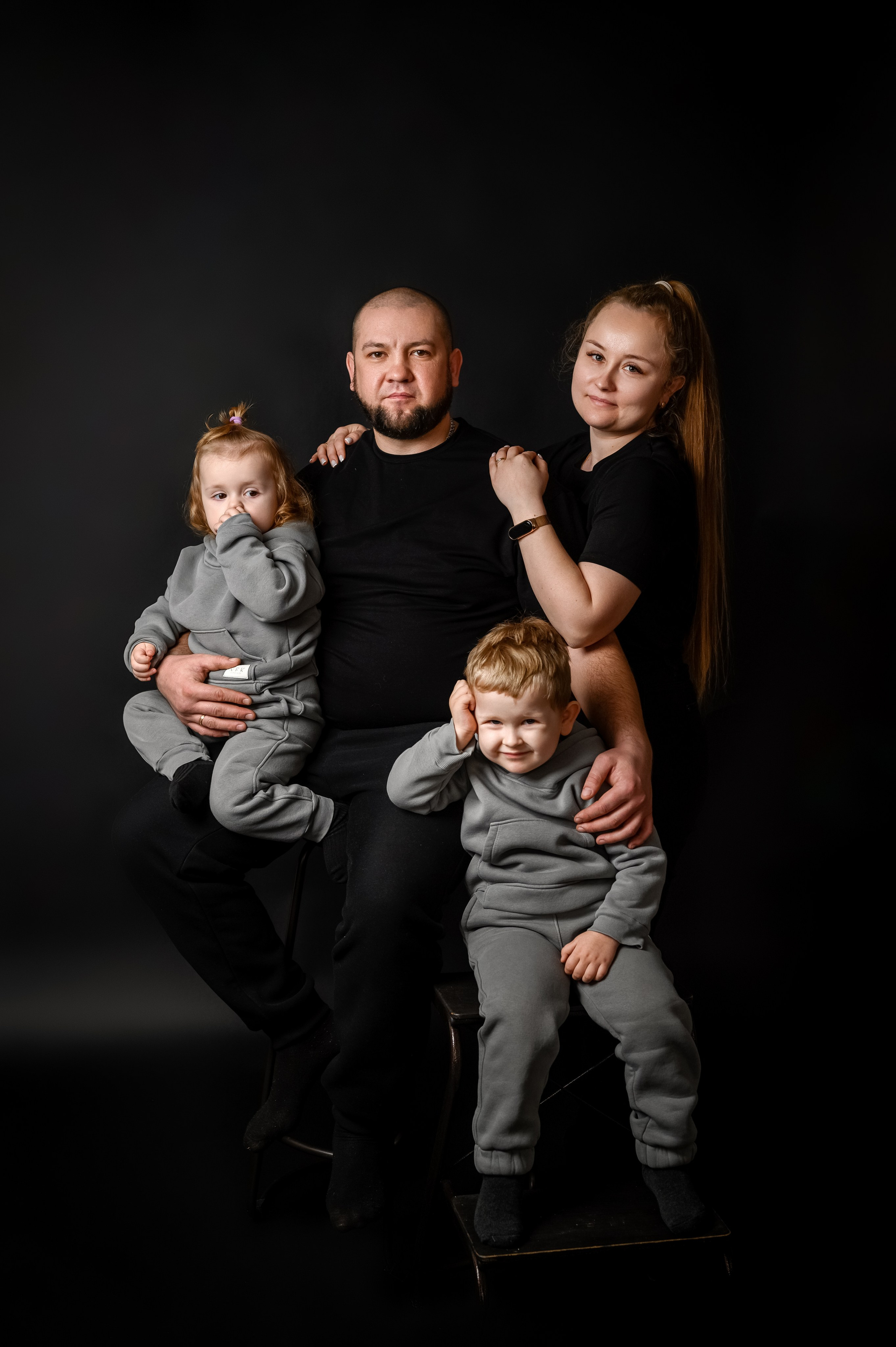 На черном фоне. Семейный и детский фотограф в Канске и Канском р-не, Красноярск и