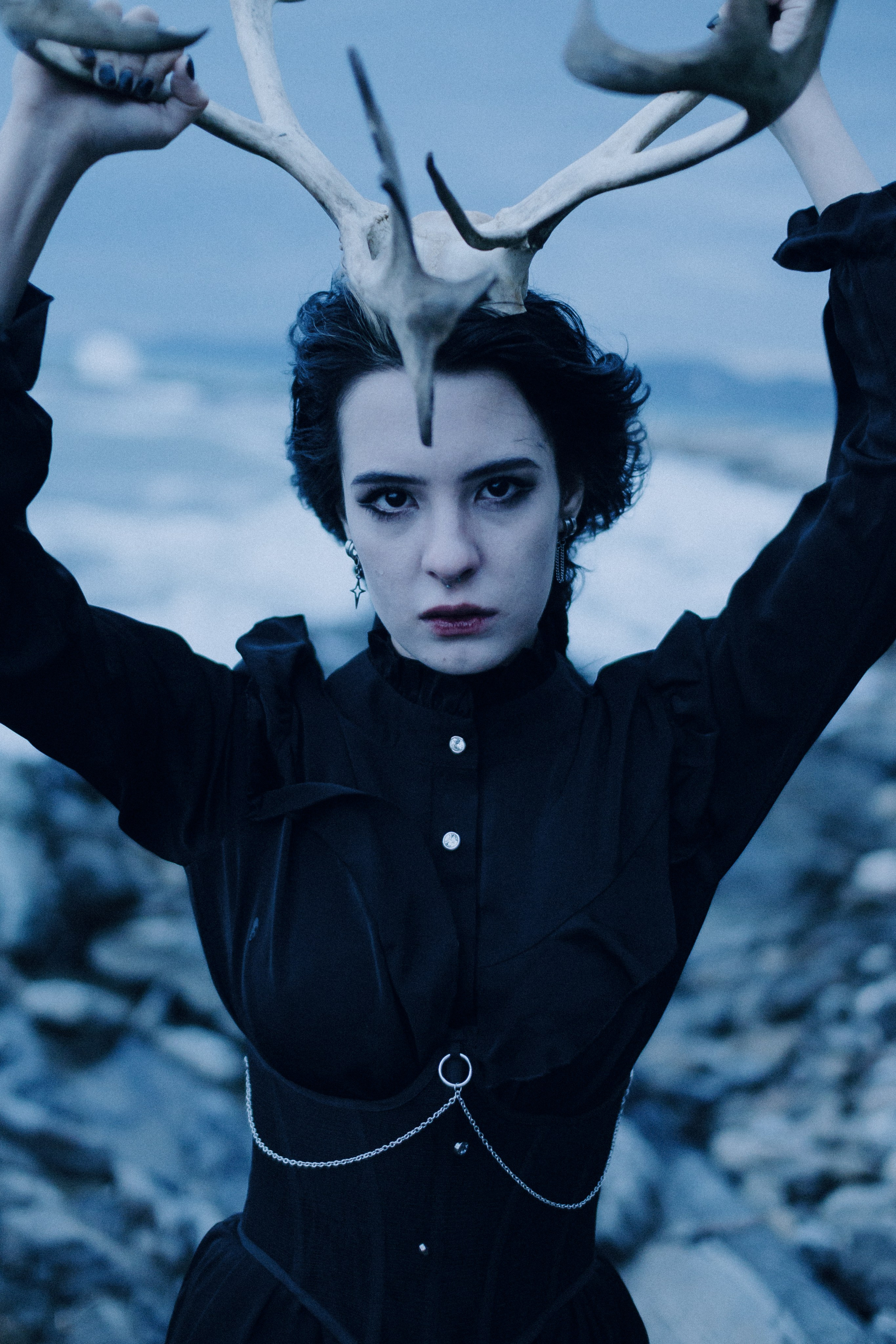 Съёмка у моря с оленьими рогами