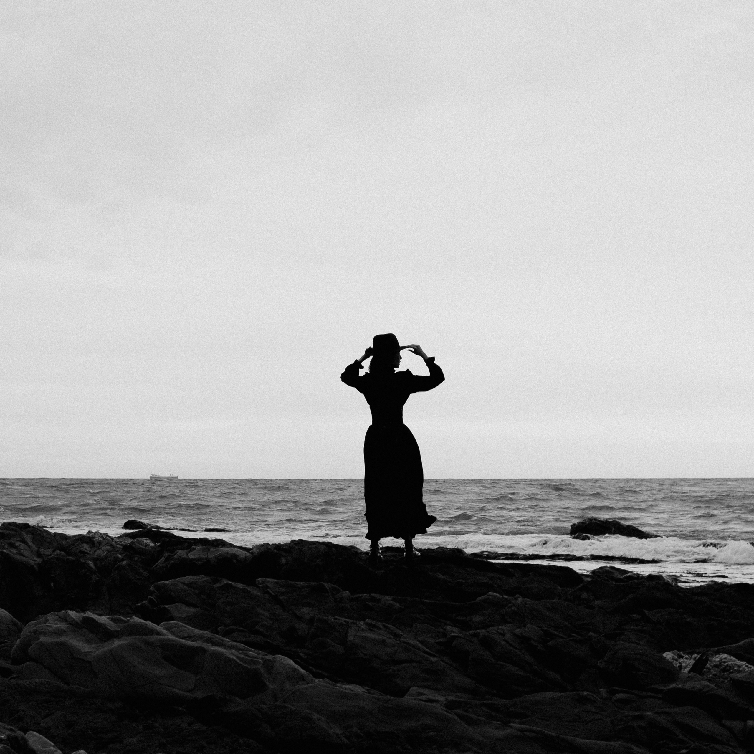 Съёмка у моря с оленьими рогами