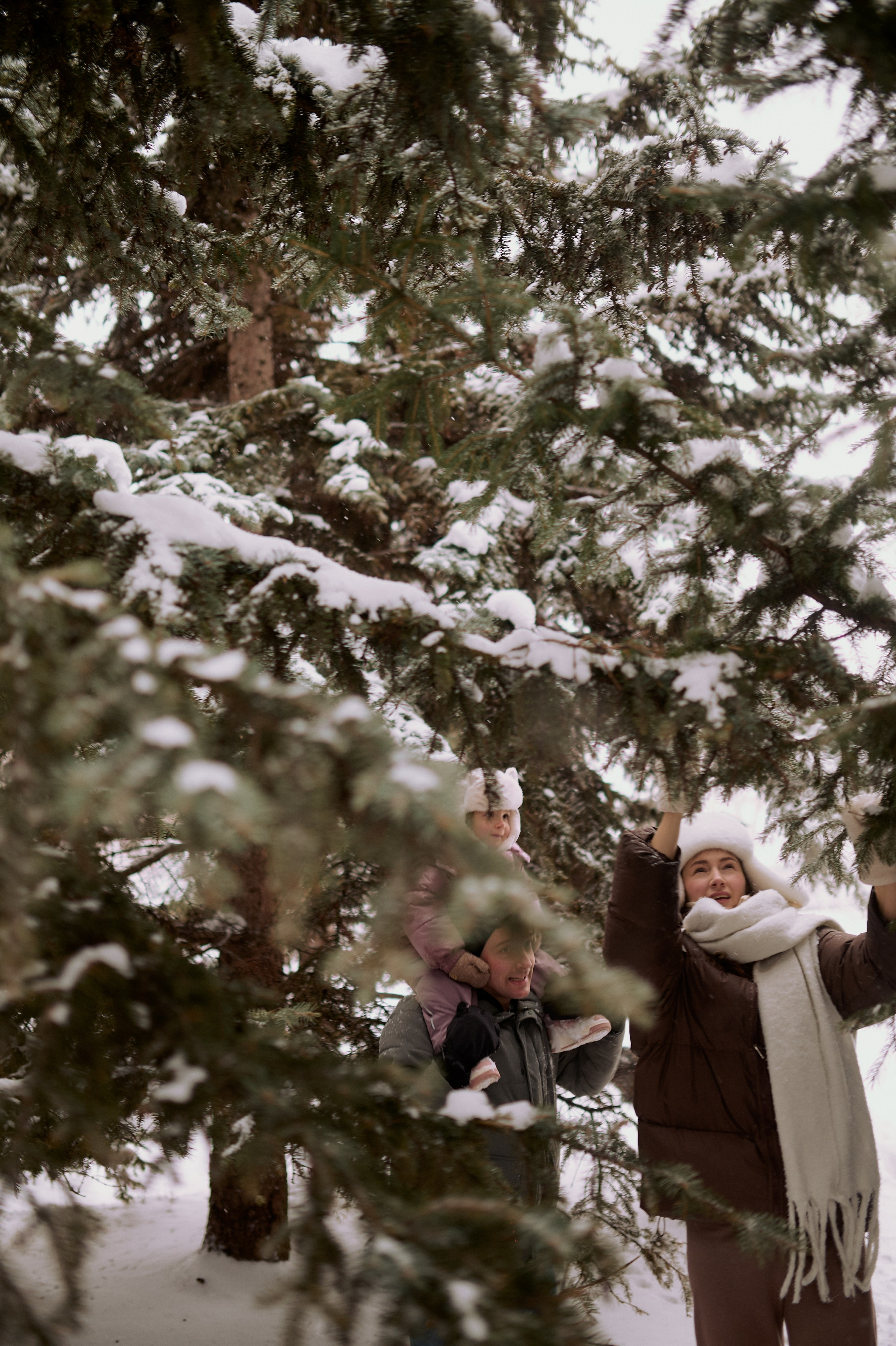 Андрей, Леся и Василиса в снежном парке. Семейный и свадебный lifestyle-фотограф в Москве Мария Петрова