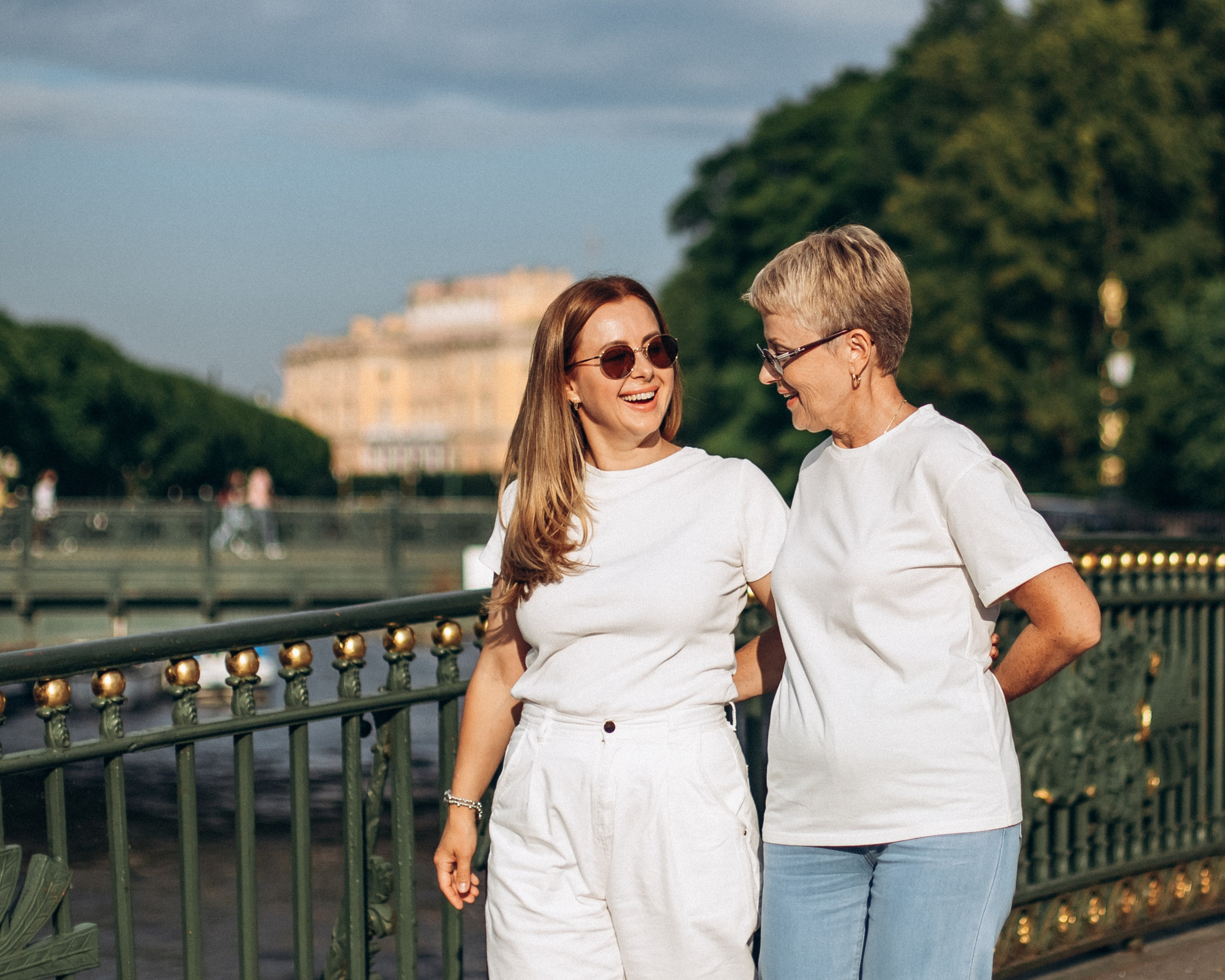 Дарья с семьей в июне. Фотопрогулка в Петербурге. Индивидуальный и семейный фотограф в Санкт-Петербурге