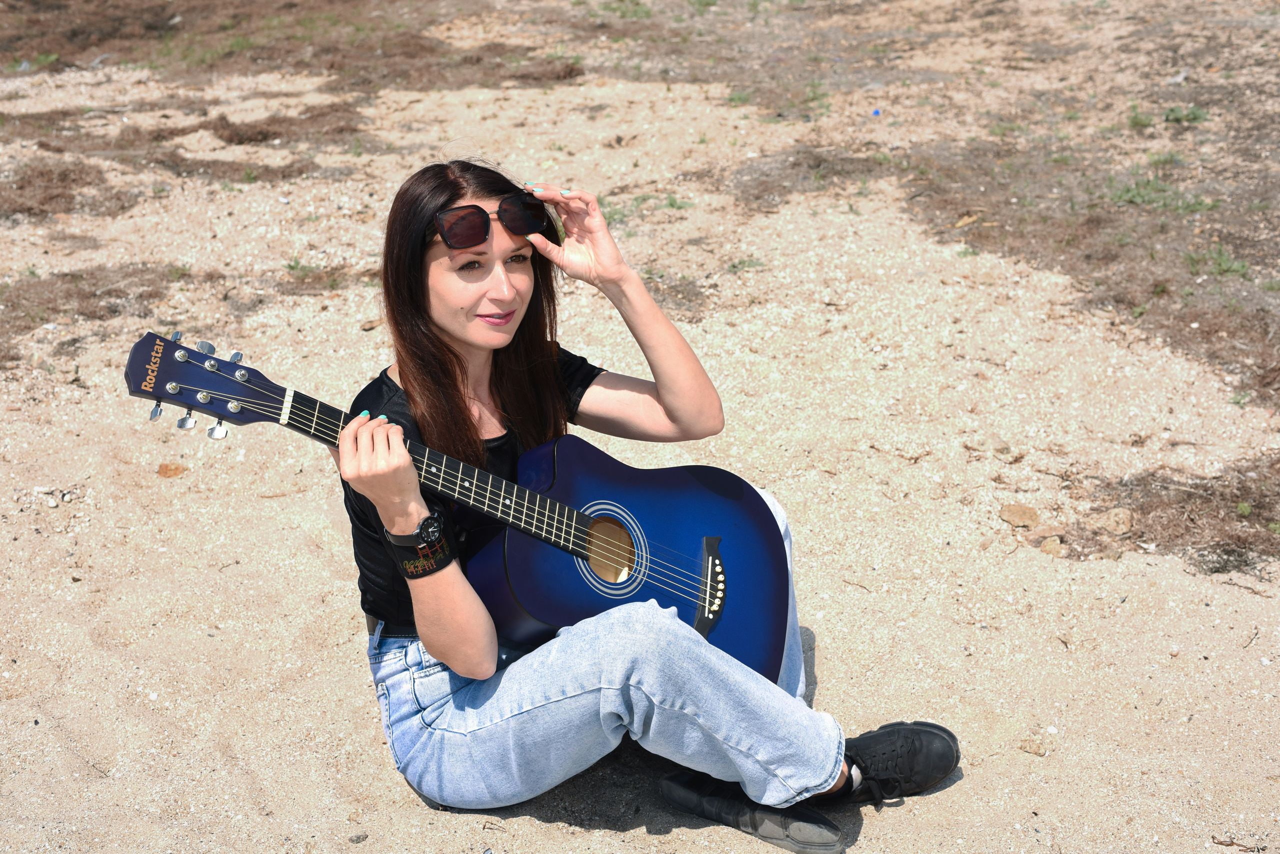 Девушка с гитарой. Главная