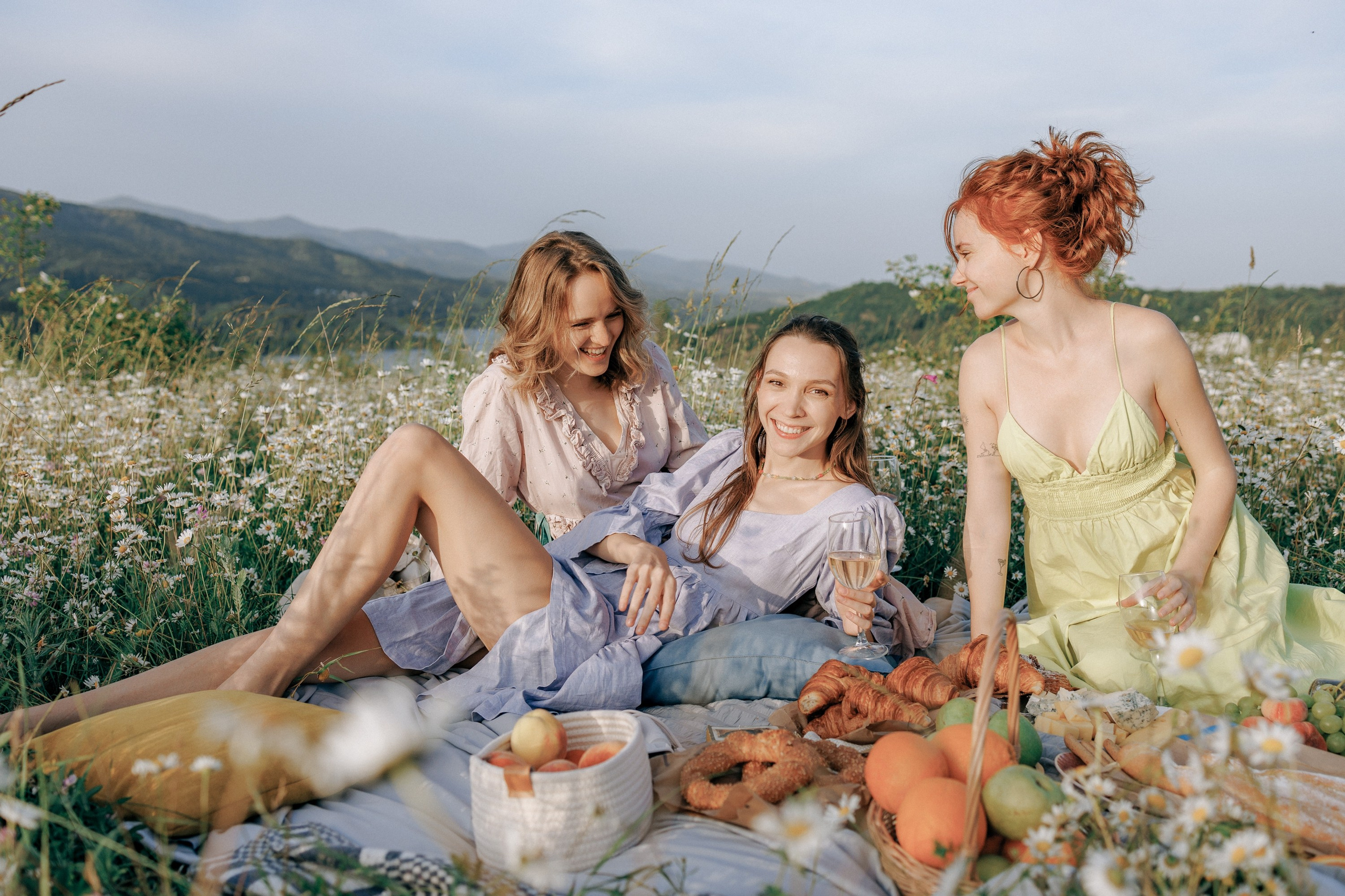 Picnic in the chamomile field in Georgia. Fedor Lemeshko — Destination Wedding and Family Lifestyle photographer