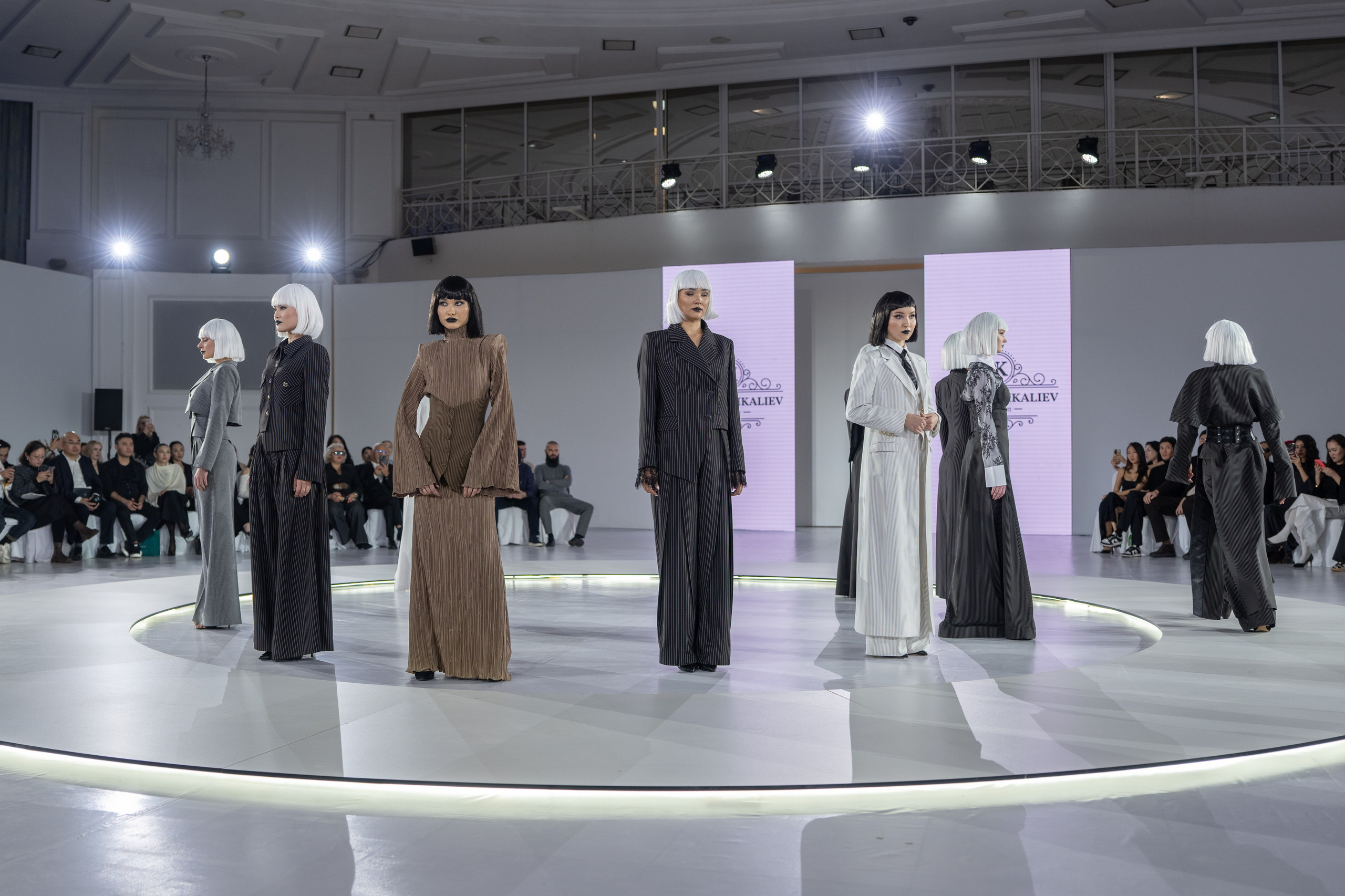 Дизайнер Umed Kuchkaliev. Сайт Алматинского НЮ АРТ, будуар и фэшн фотографа Дениса Карпенко