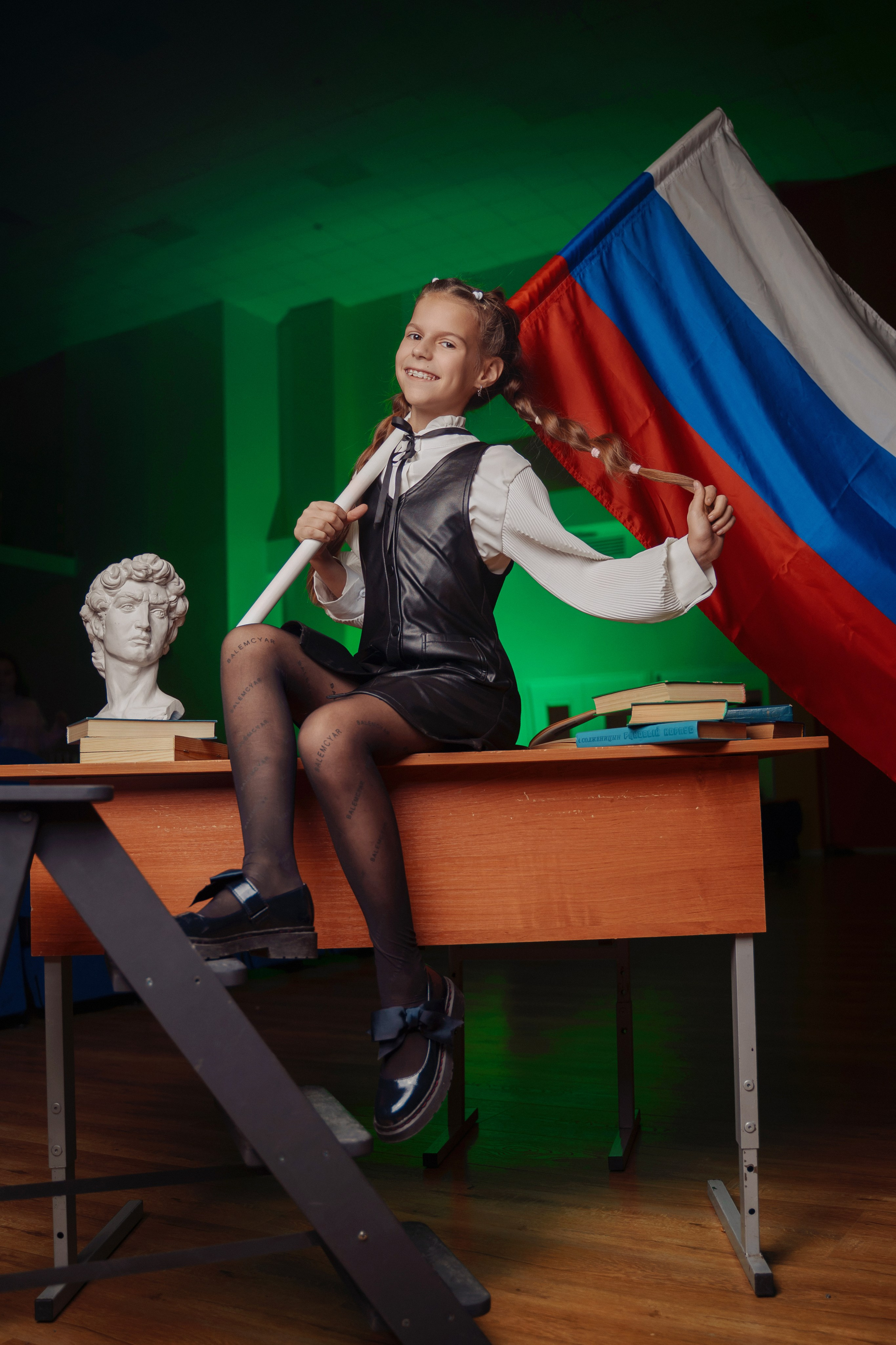 Тверь. Выпускные альбомы «под ключ» в оригинальном, авторском стиле. Фотограф на выпускной. Стильная и классически выдержанная съёмка. Школьные альбомы. Стильно. Современно. Никакого конвейера. Индивидуальный подход. Выпускная фотография. Последний звонок. Фото на выпускной. Школьный фотограф.