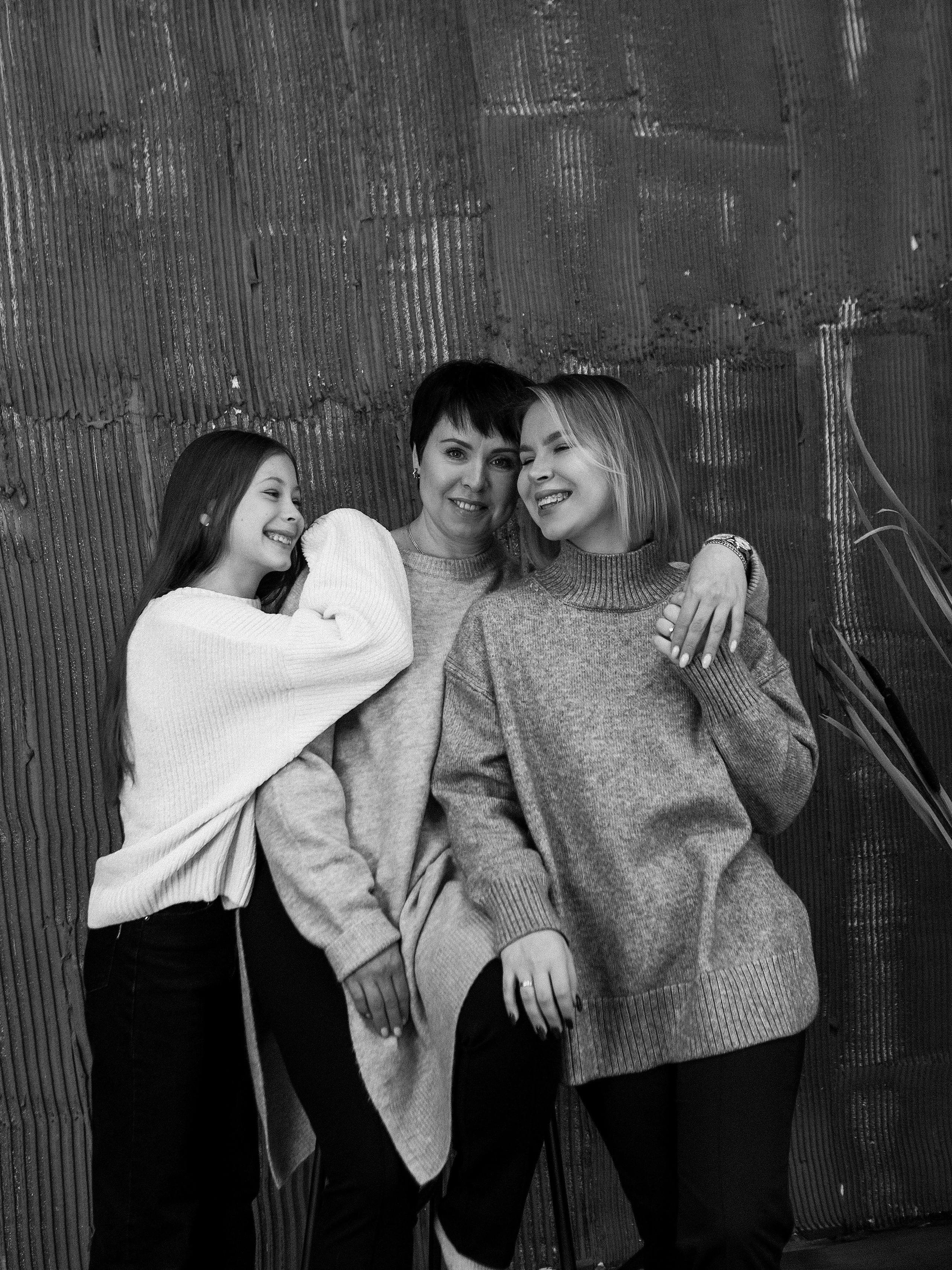 Фотосессия мамы с дочерями в минималистичной фотостудии Челябинска. Свадебный фотограф Челябинск Зиненко Виктория