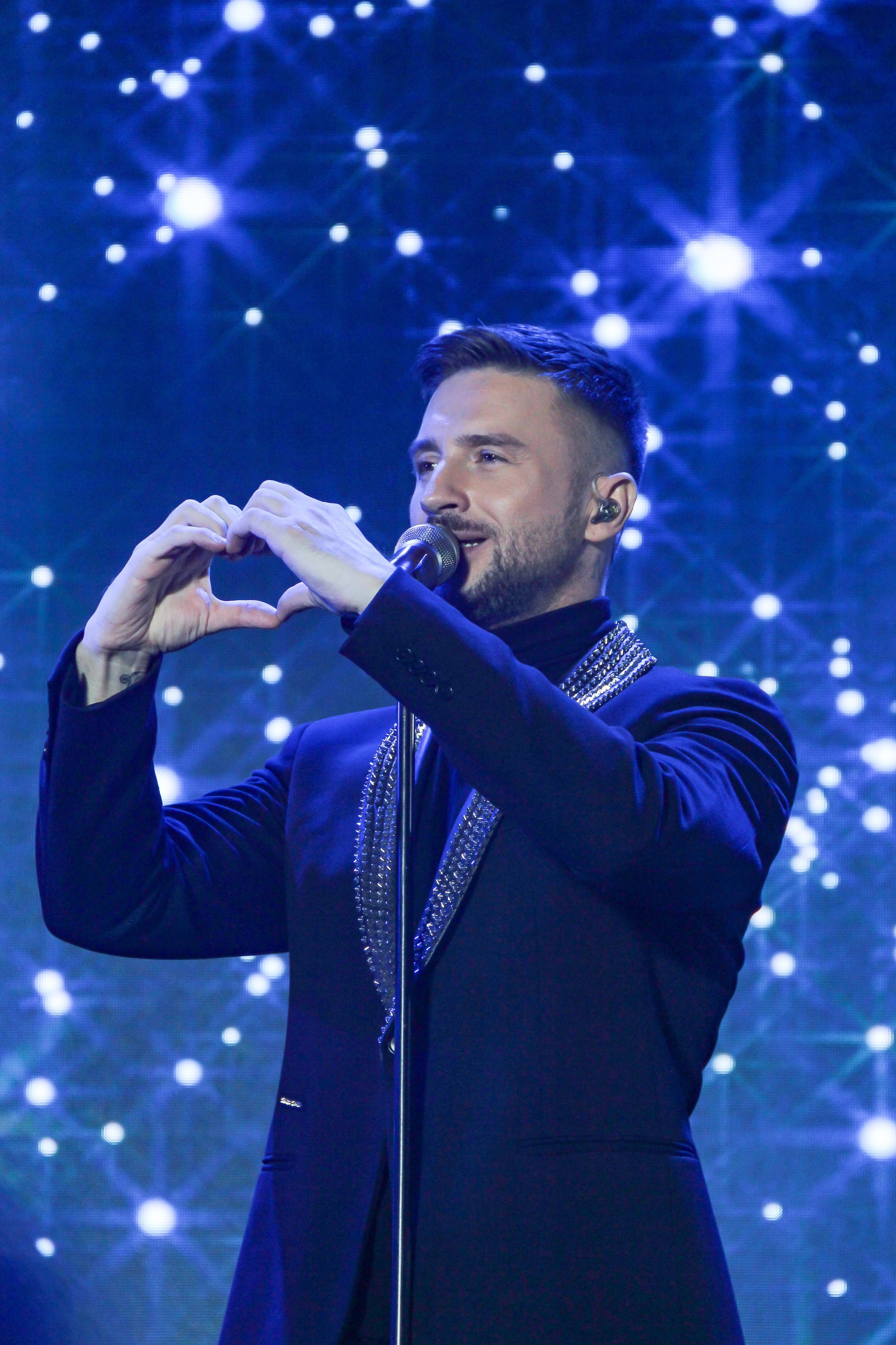 Сергей Лазарев концерт показывает сердечко
