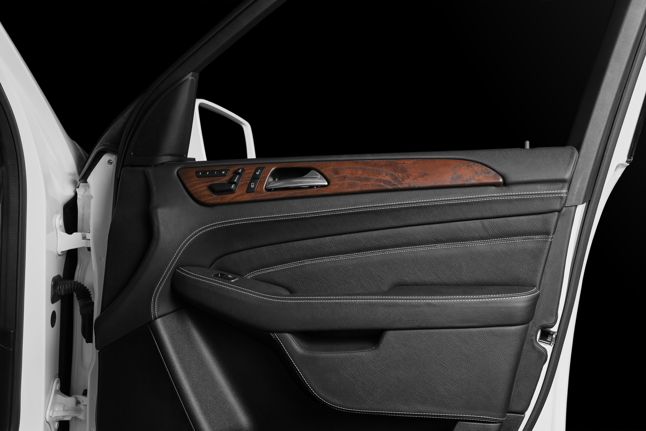 Mercedes ML350 Black. Репортажный фотограф и ретушер в Москве Наталья Алексеева