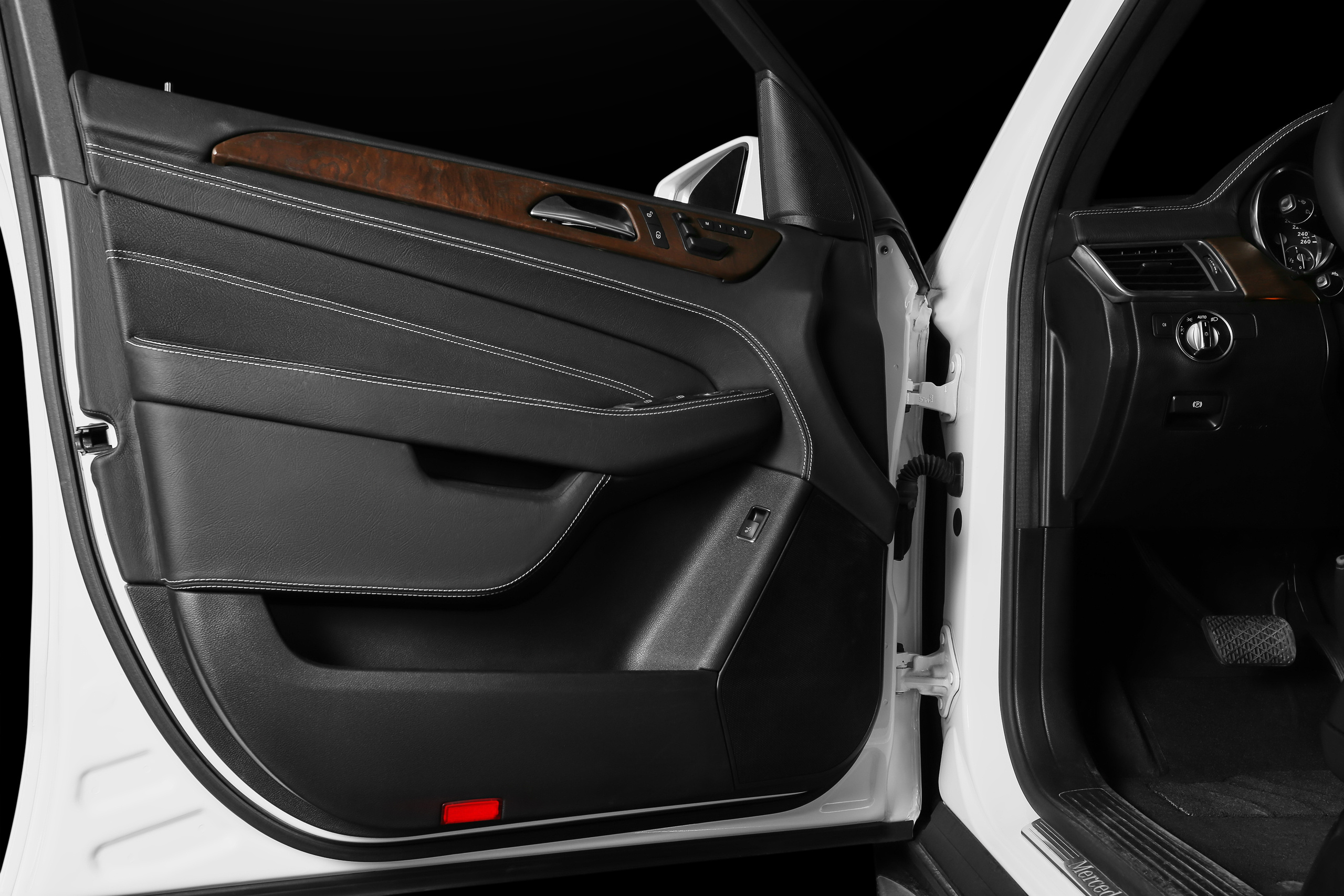 Mercedes ML350 Black. Репортажный фотограф и ретушер в Москве Наталья Алексеева