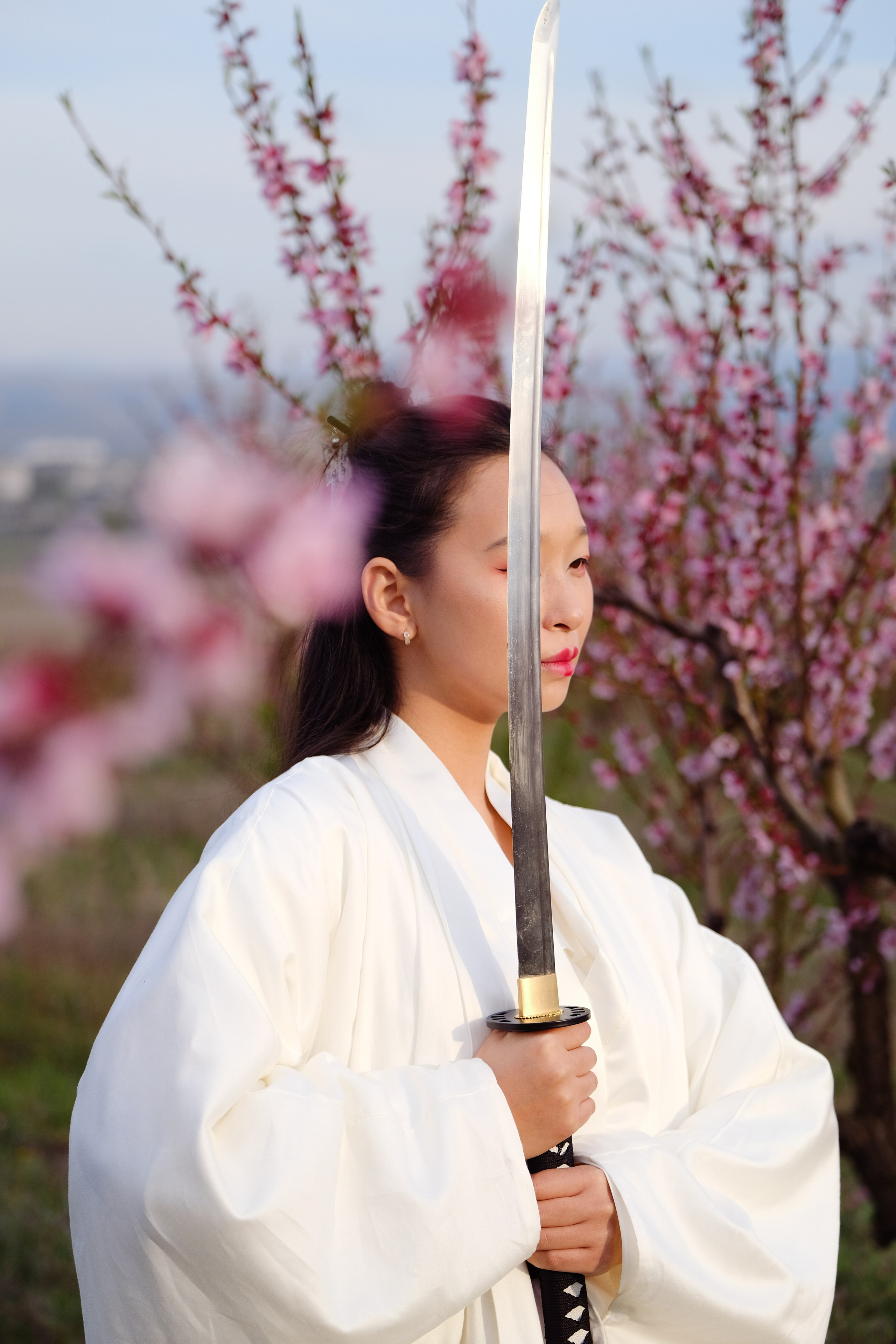 Фото в цветущих персиковых садах. Профессиональная фотосъемка в Крыму. Натуральные эмоции и живые кадры. Забронируйте дату прямо сейчас!