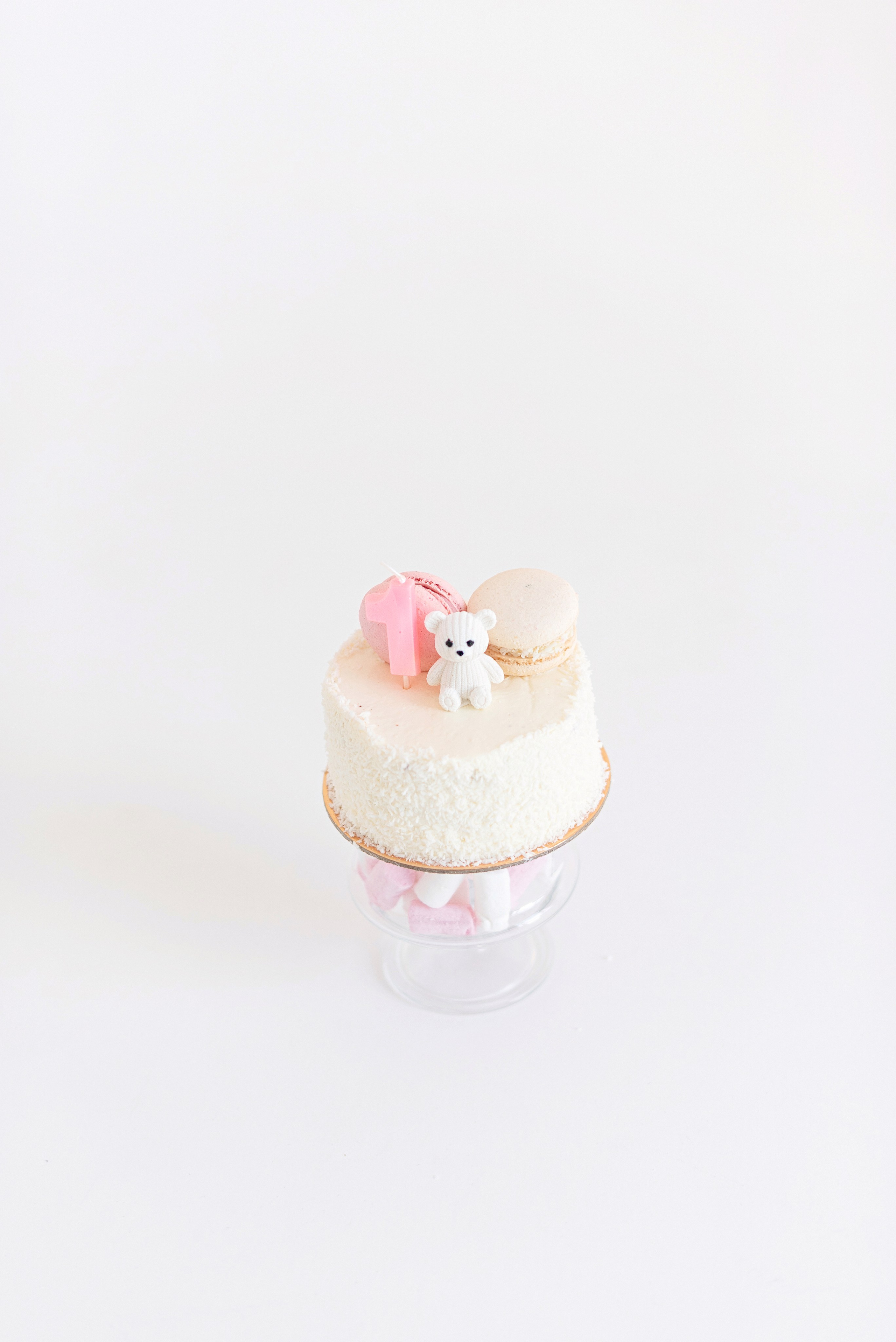 Фотосессия дня рождения ребенка в фотостудии, торт, воздушные шары, мыльные пузыри, профессиональные детские фотографии в Сургуте и Нефтеюганске.