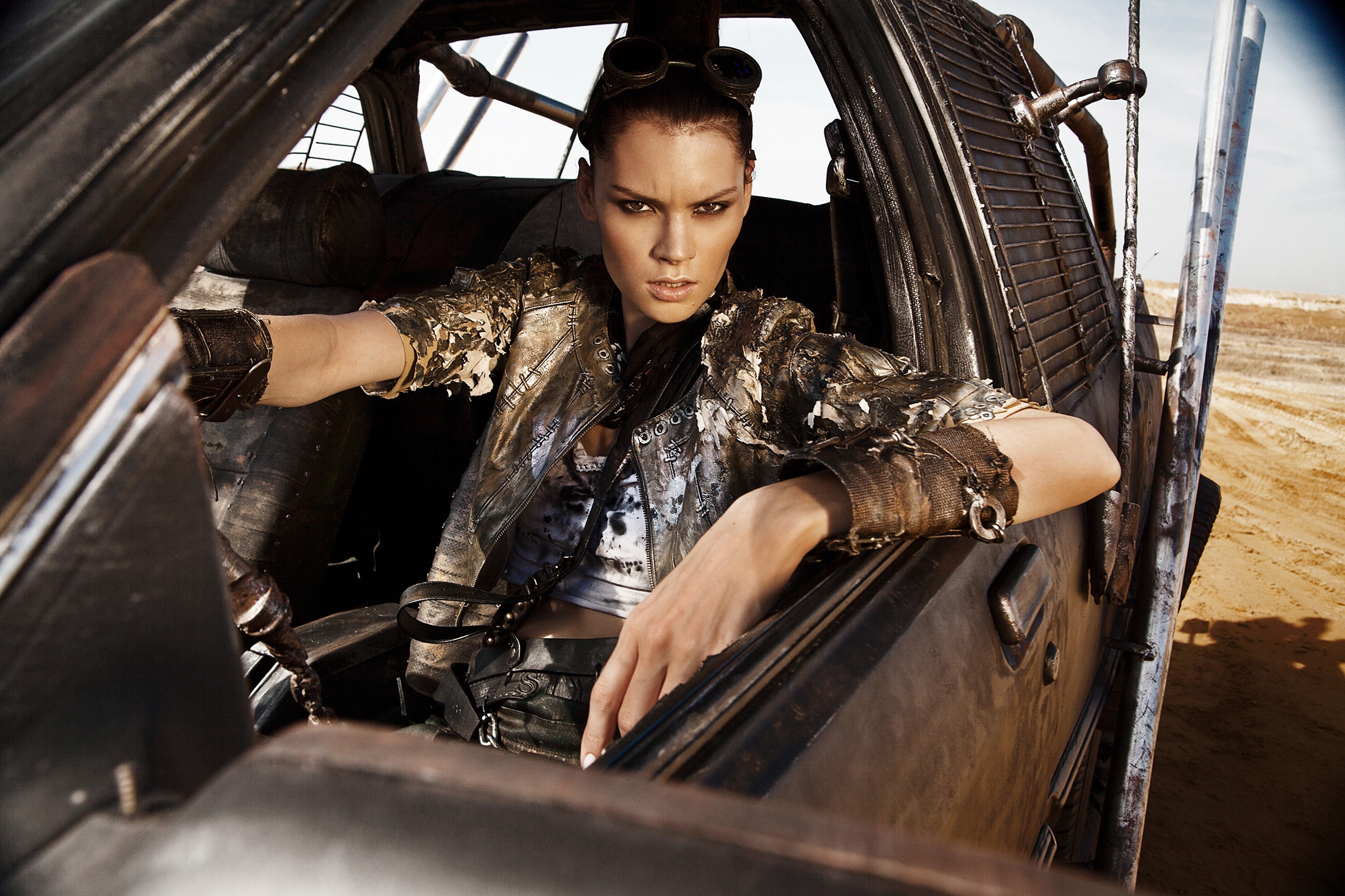 Съемка перед выходом игры  "MAD MAX", использовались костюмы и  машина которые затем  появились на стенде  игры.