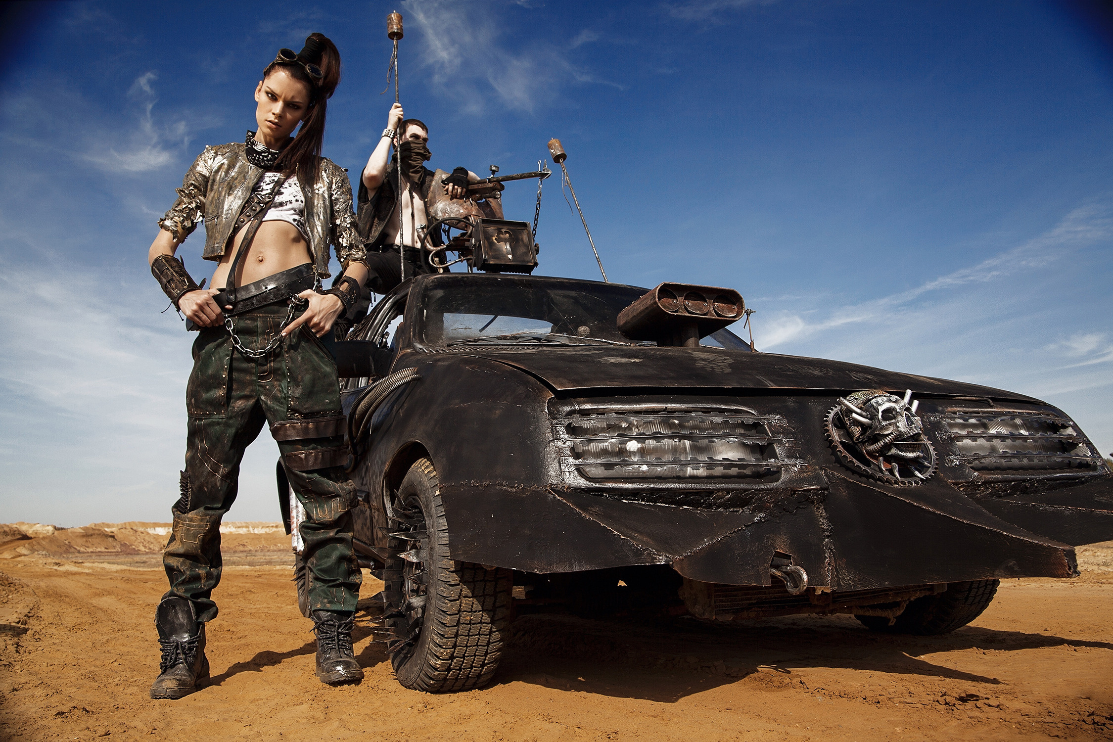 Съемка перед выходом игры  "MAD MAX", использовались костюмы и  машина которые затем  появились на стенде  игры.