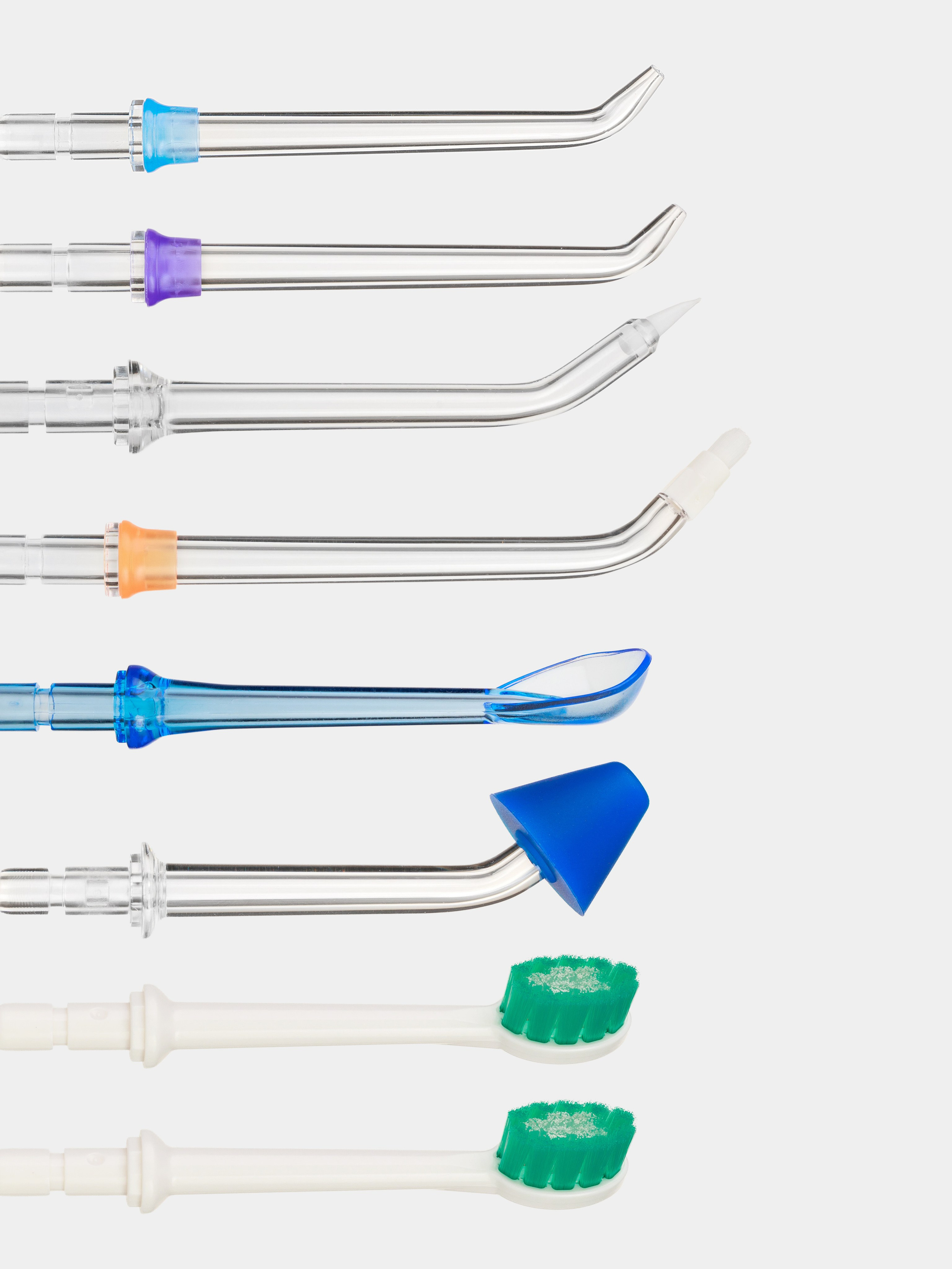 набор насадок для портативного ирригатора на белом фоне