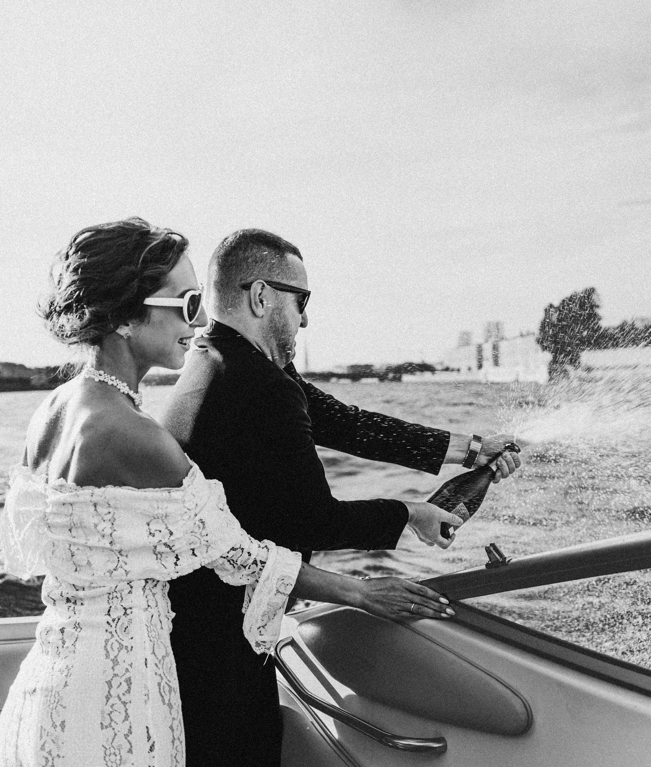 Свадебная фотосессия на катере. Свадебная фотосессия в Санкт-Петербурге.